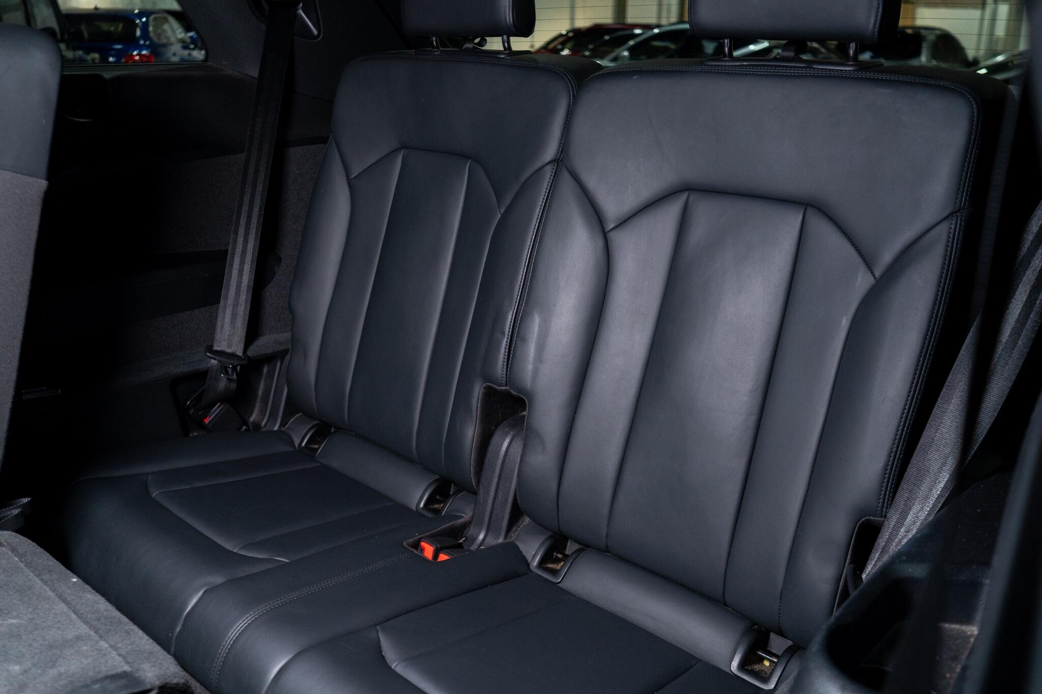 Audi Q7 view 17