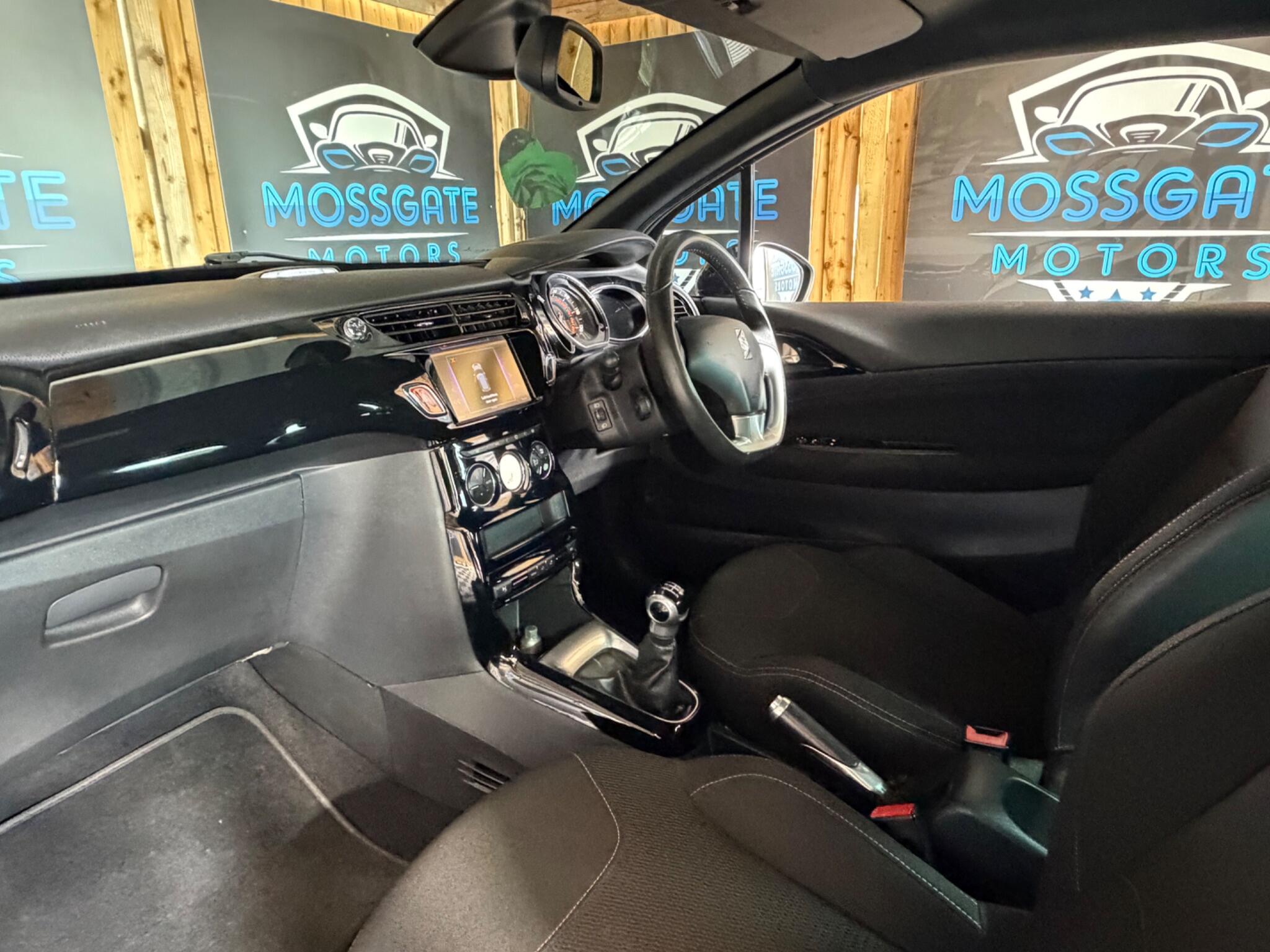 DS Automobiles DS 3 view 14