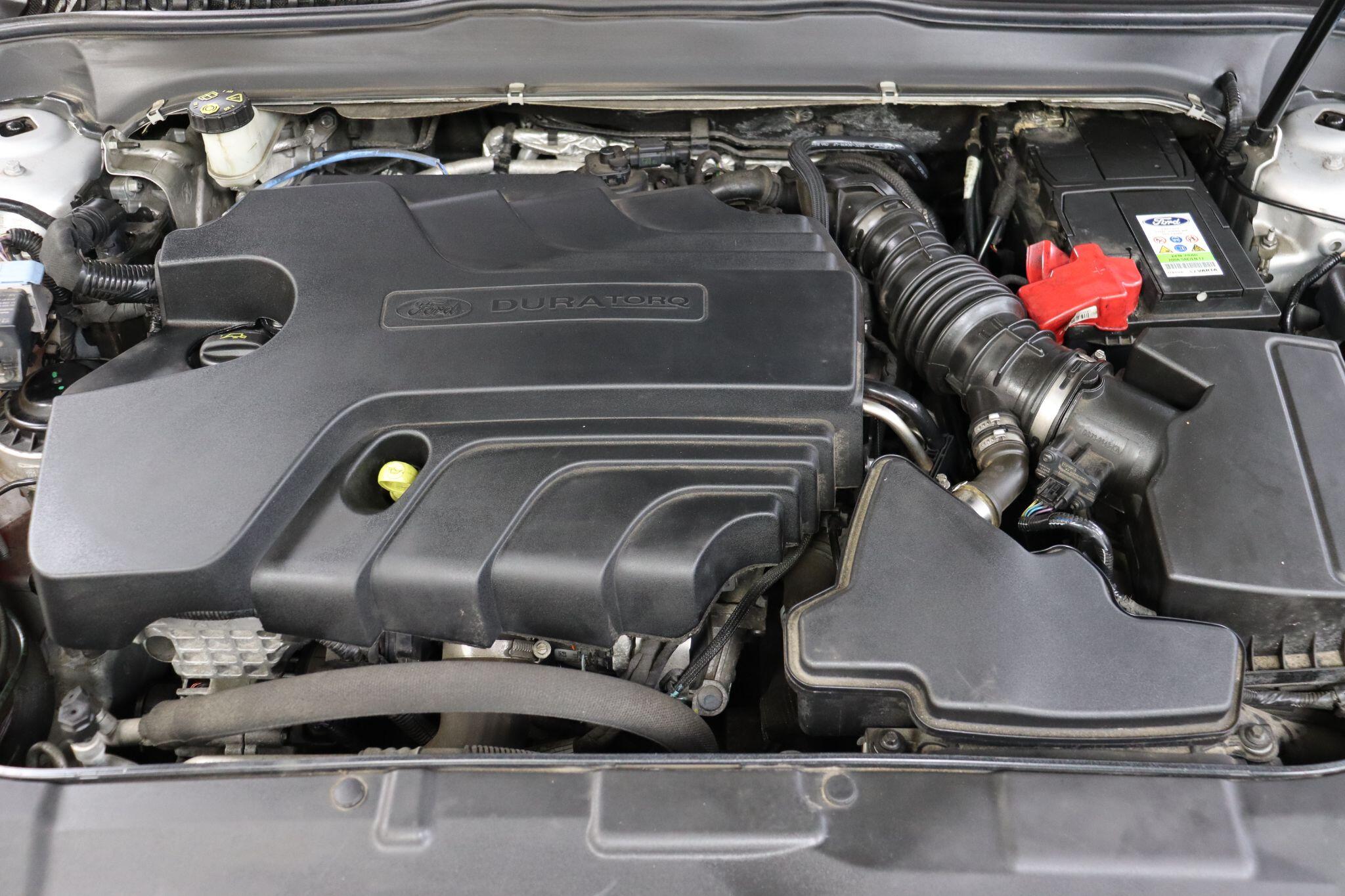 Ford Mondeo view 45