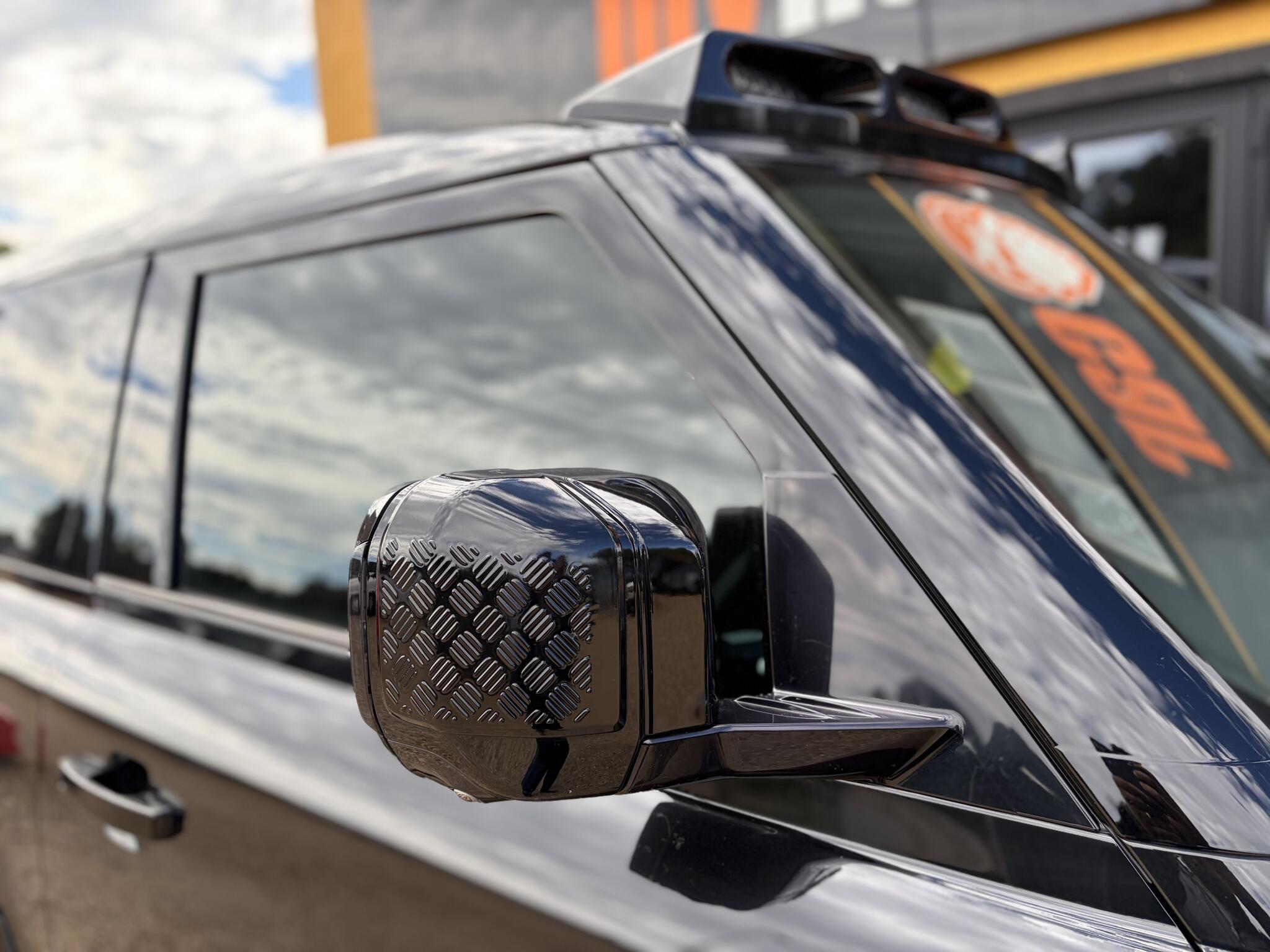 Land Rover Defender 90 view 16
