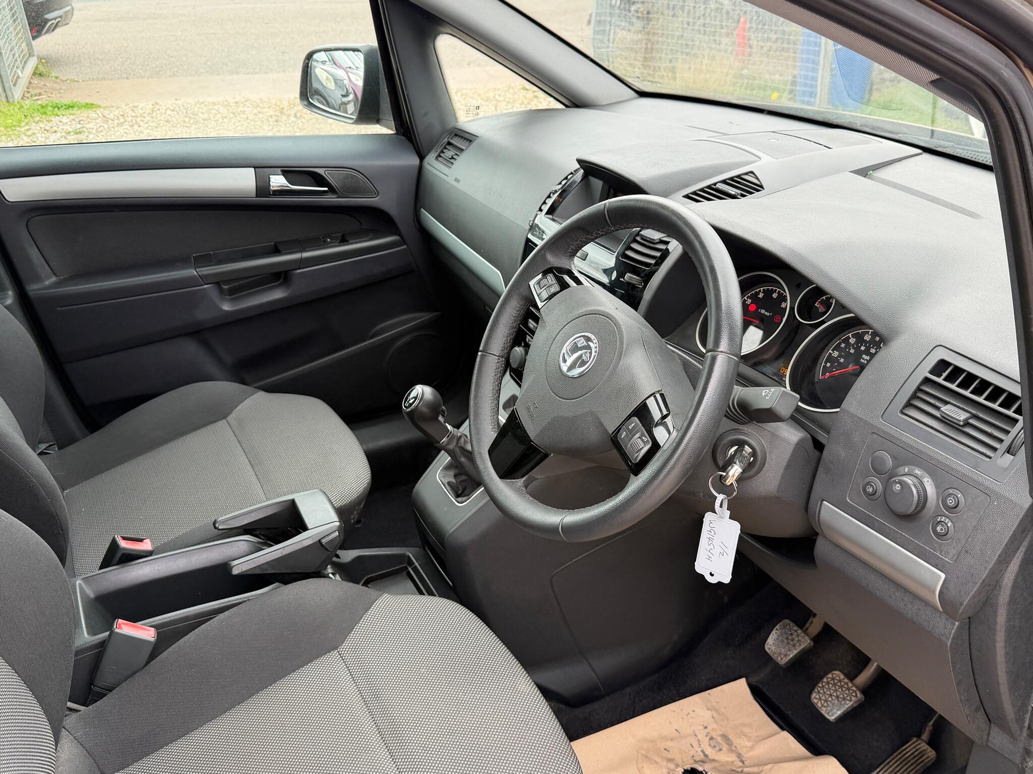 Vauxhall Zafira view 3