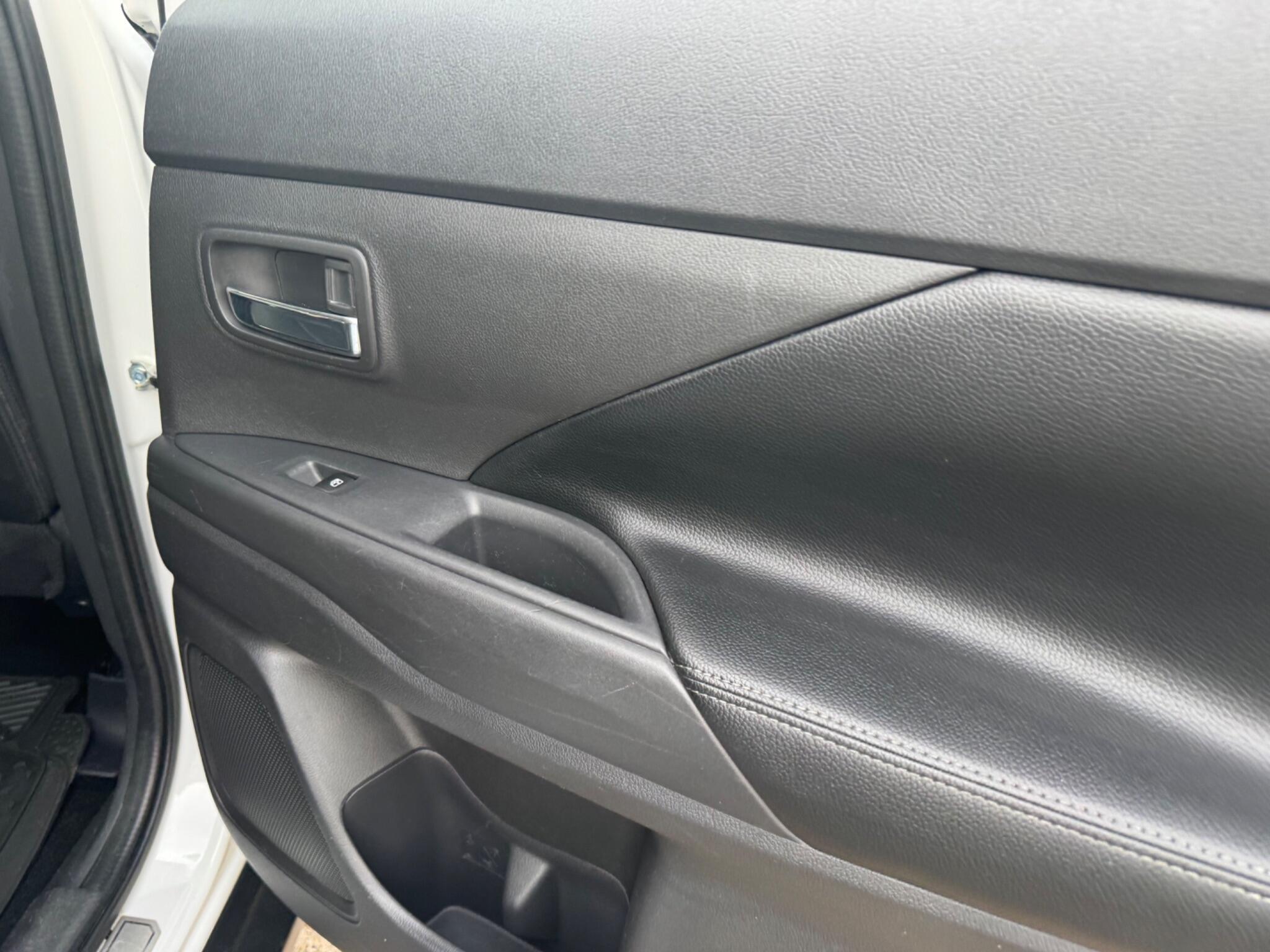 Mitsubishi Outlander view 29