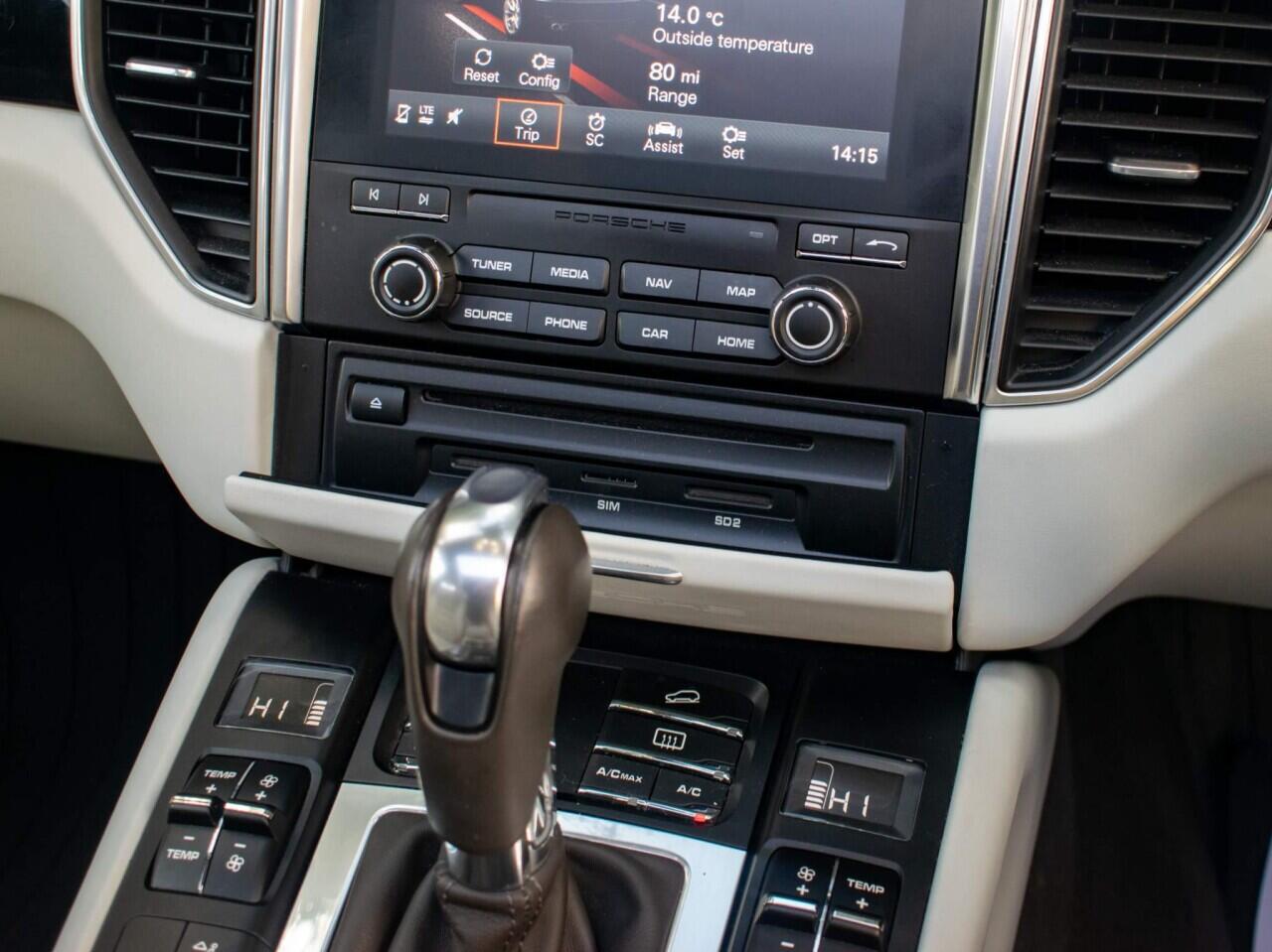 Porsche Macan view 25