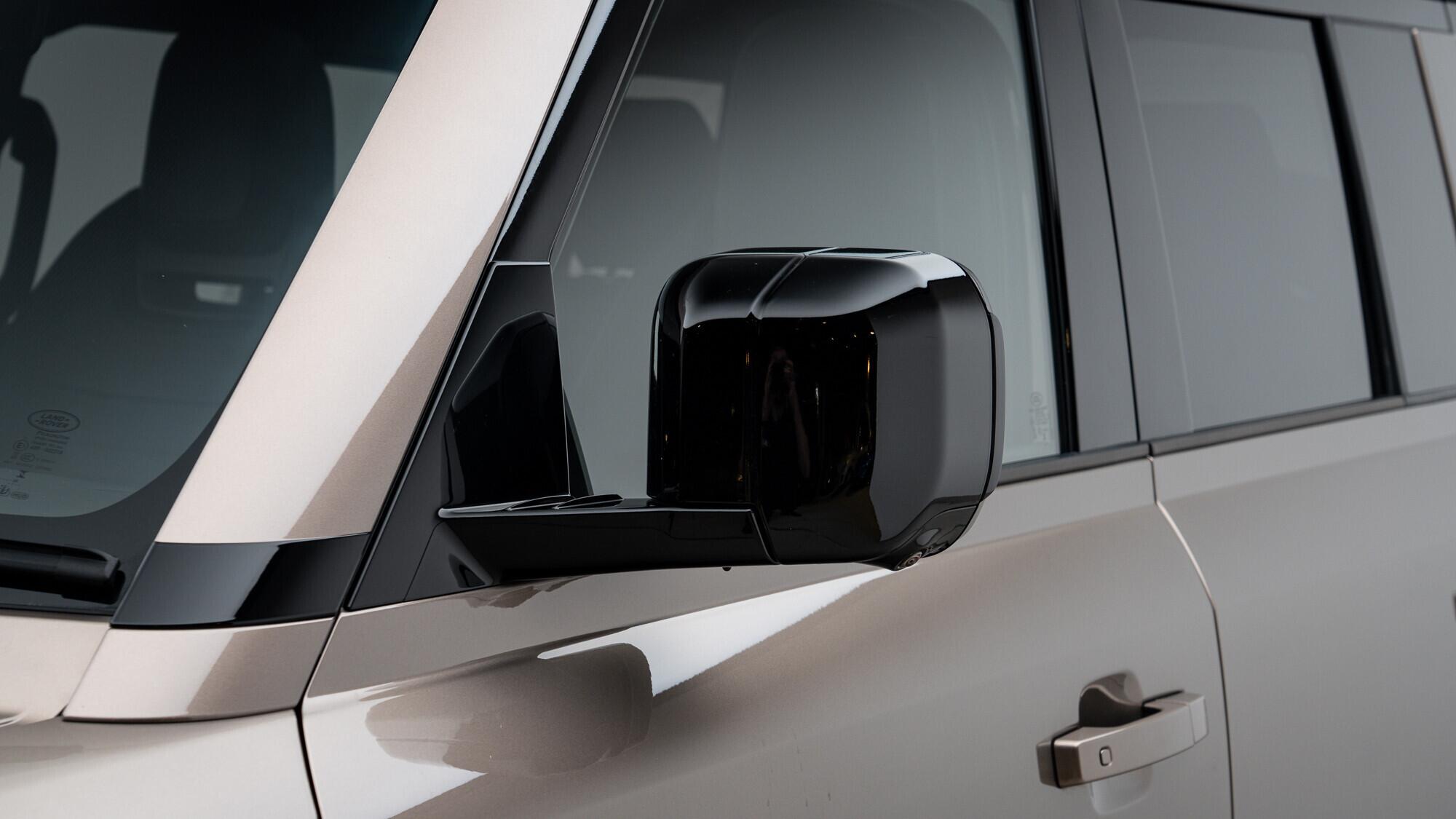 Land Rover Defender 110 view 11