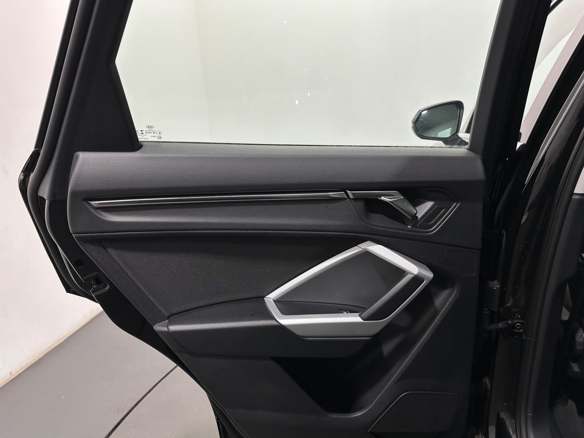 Audi Q3 view 40