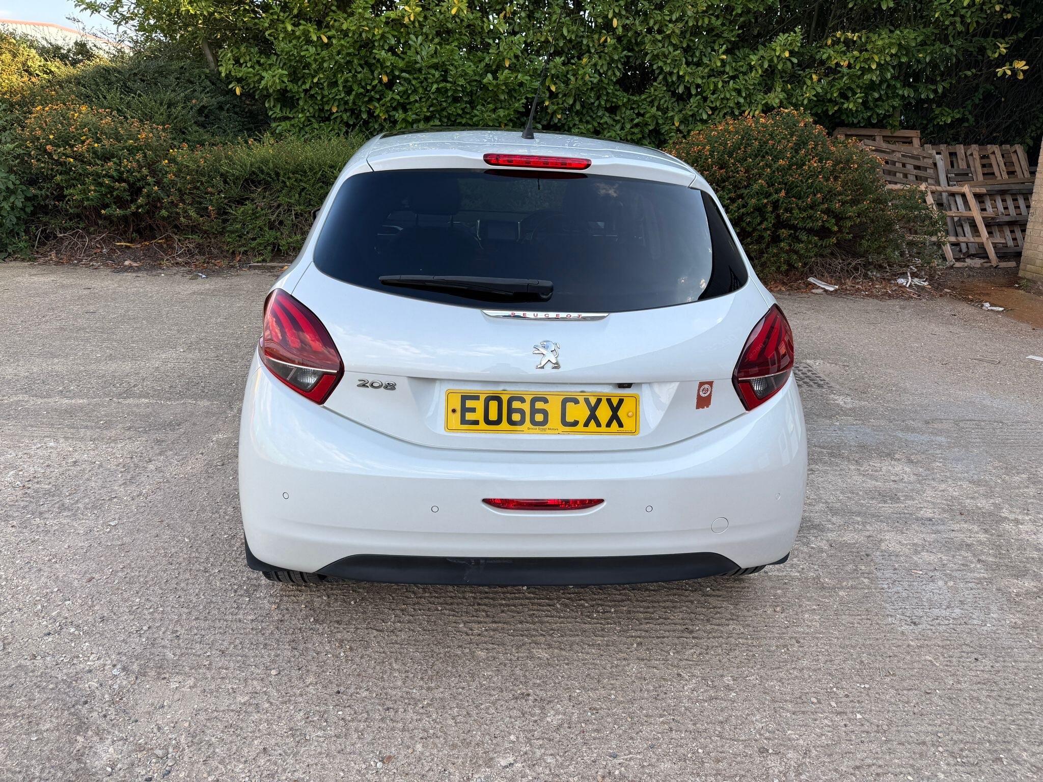 Peugeot 208 view 12
