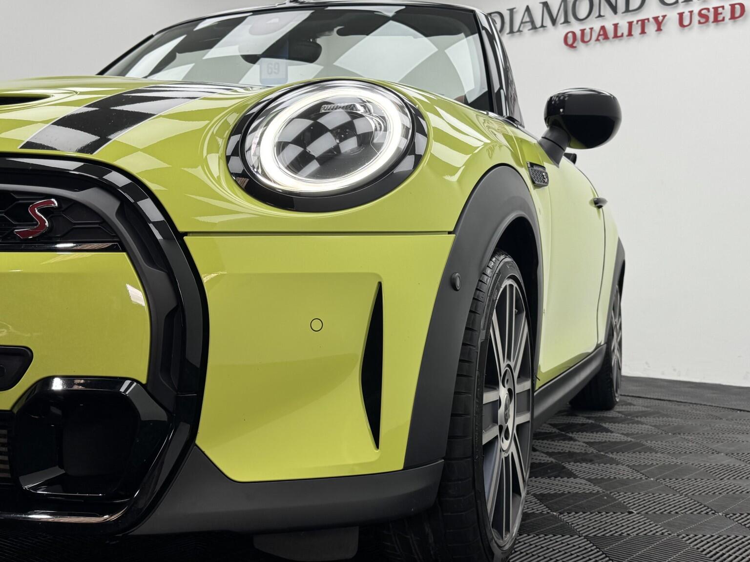 Mini Convertible view 34