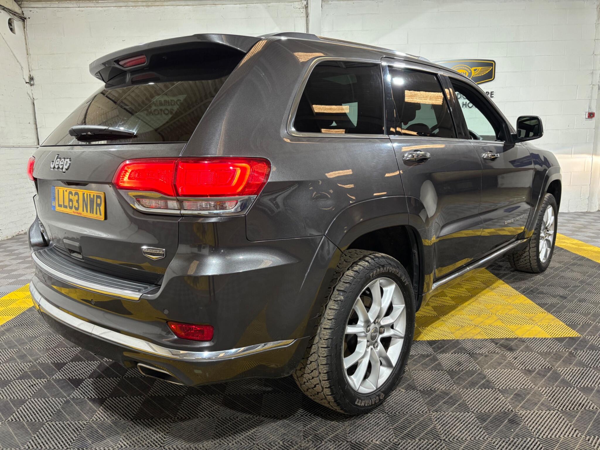Jeep Grand Cherokee view 8