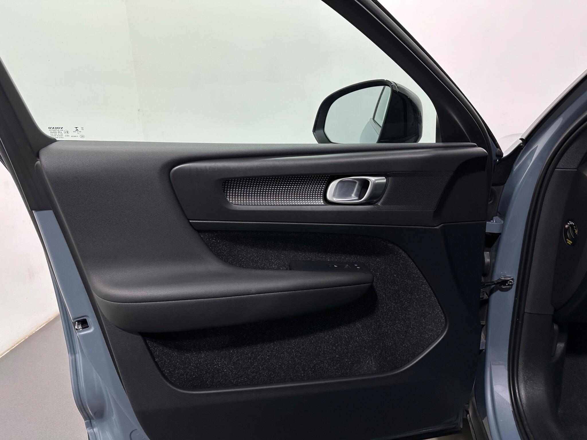 Volvo XC40 view 34