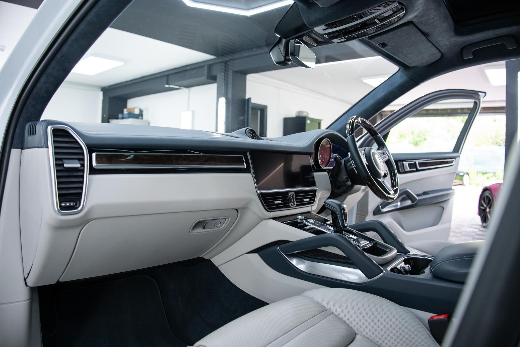 Porsche Cayenne view 11