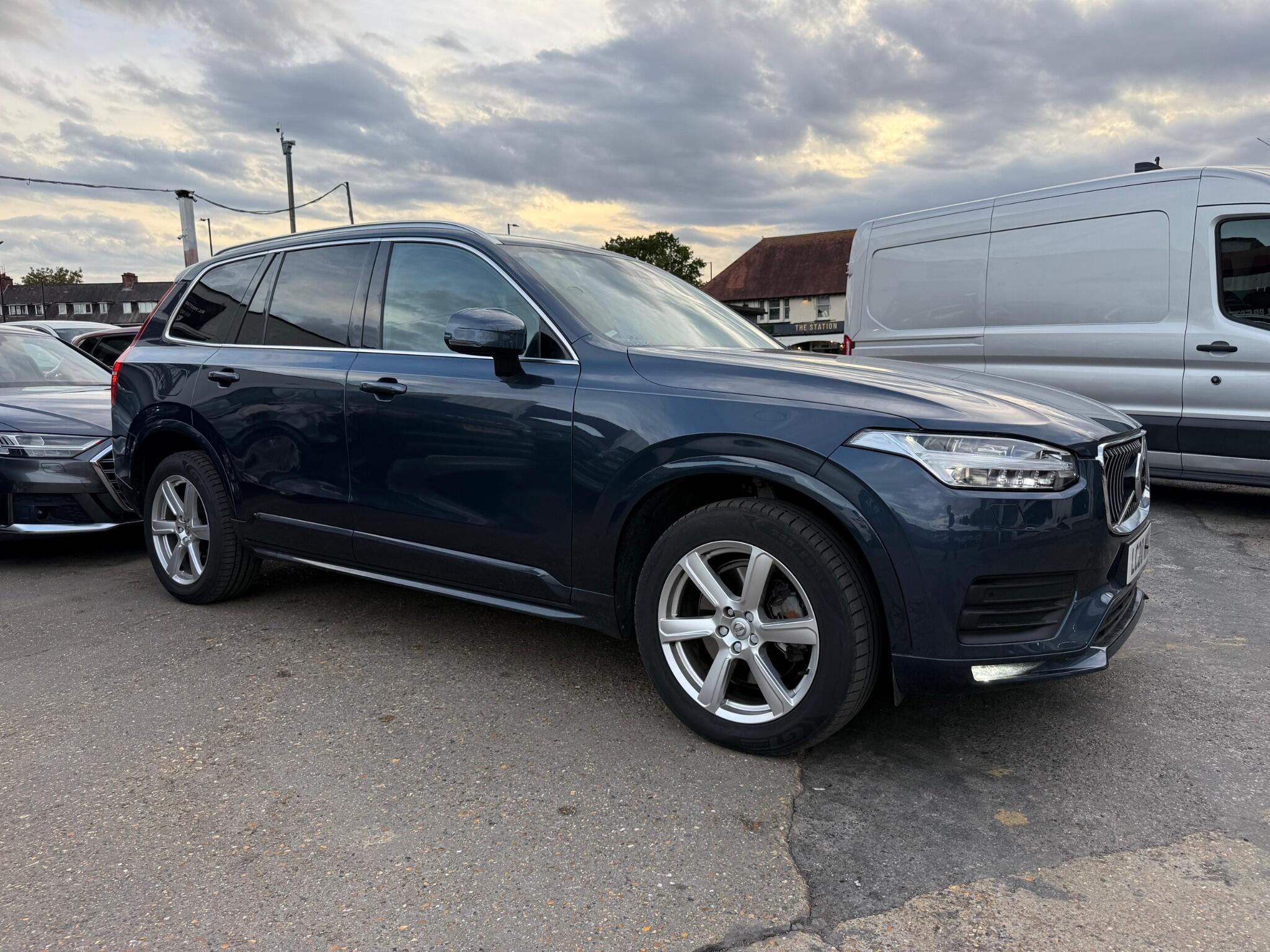 Volvo XC90 view 4