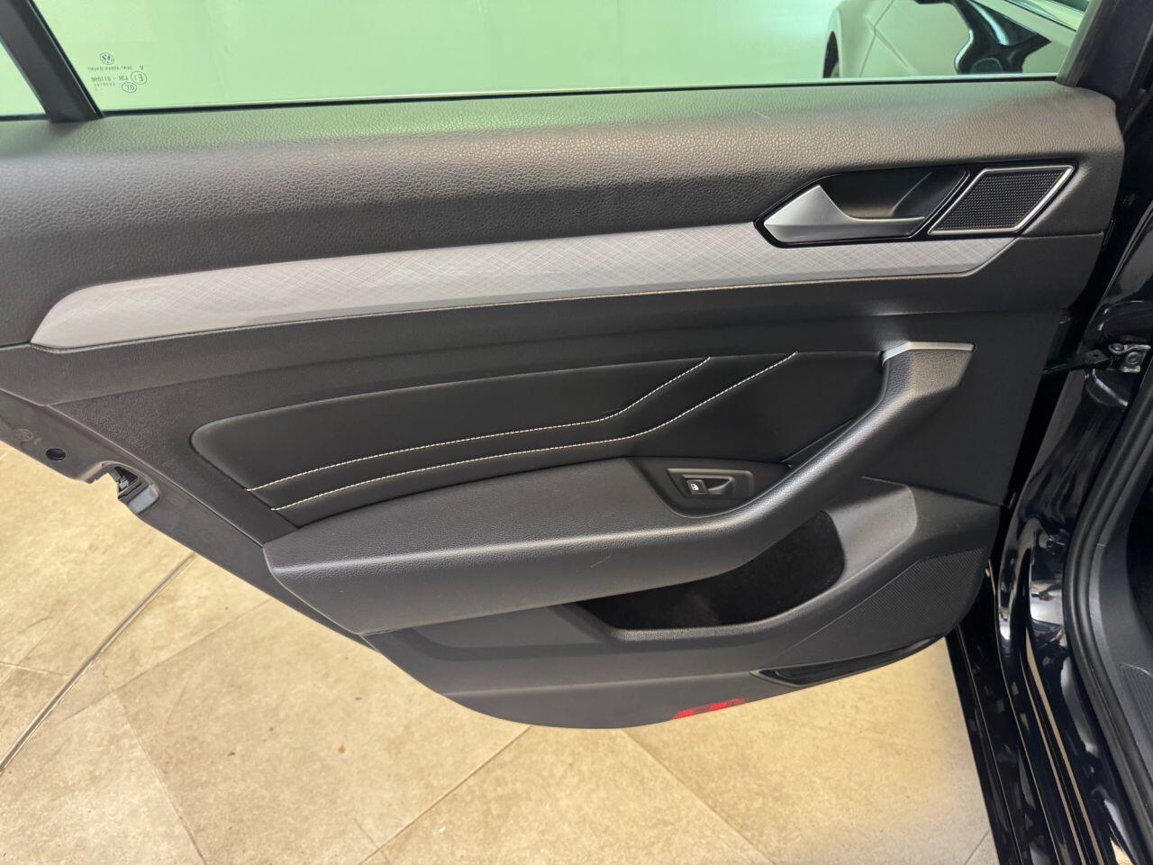Volkswagen Passat view 44