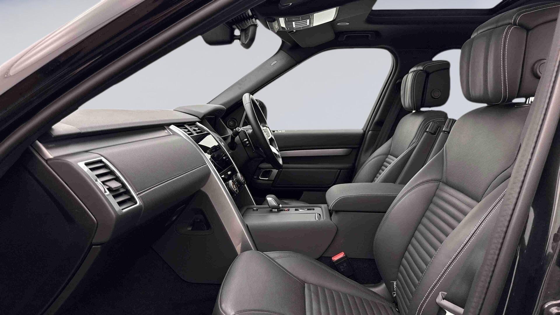 Land Rover Discovery view 3