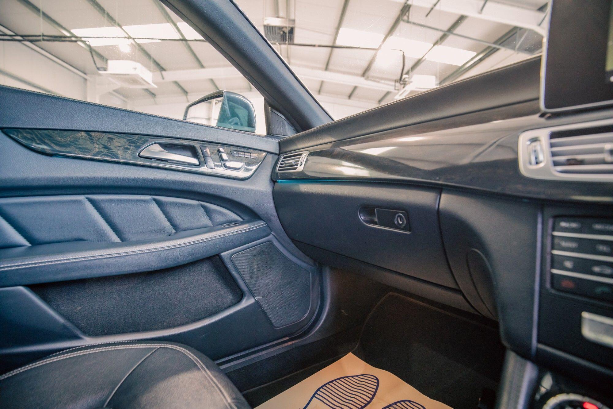 Mercedes-Benz CLS view 23