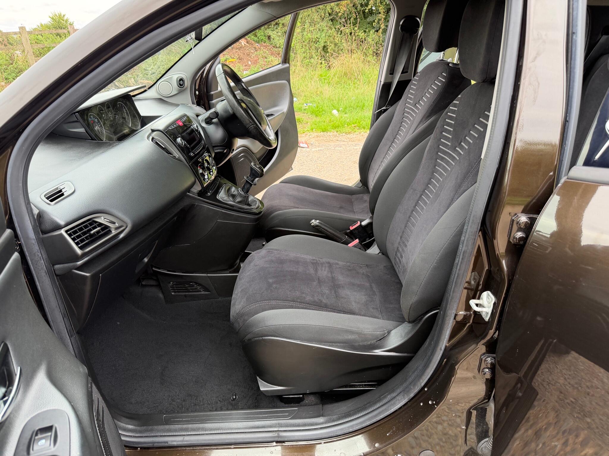 Chrysler Ypsilon view 9