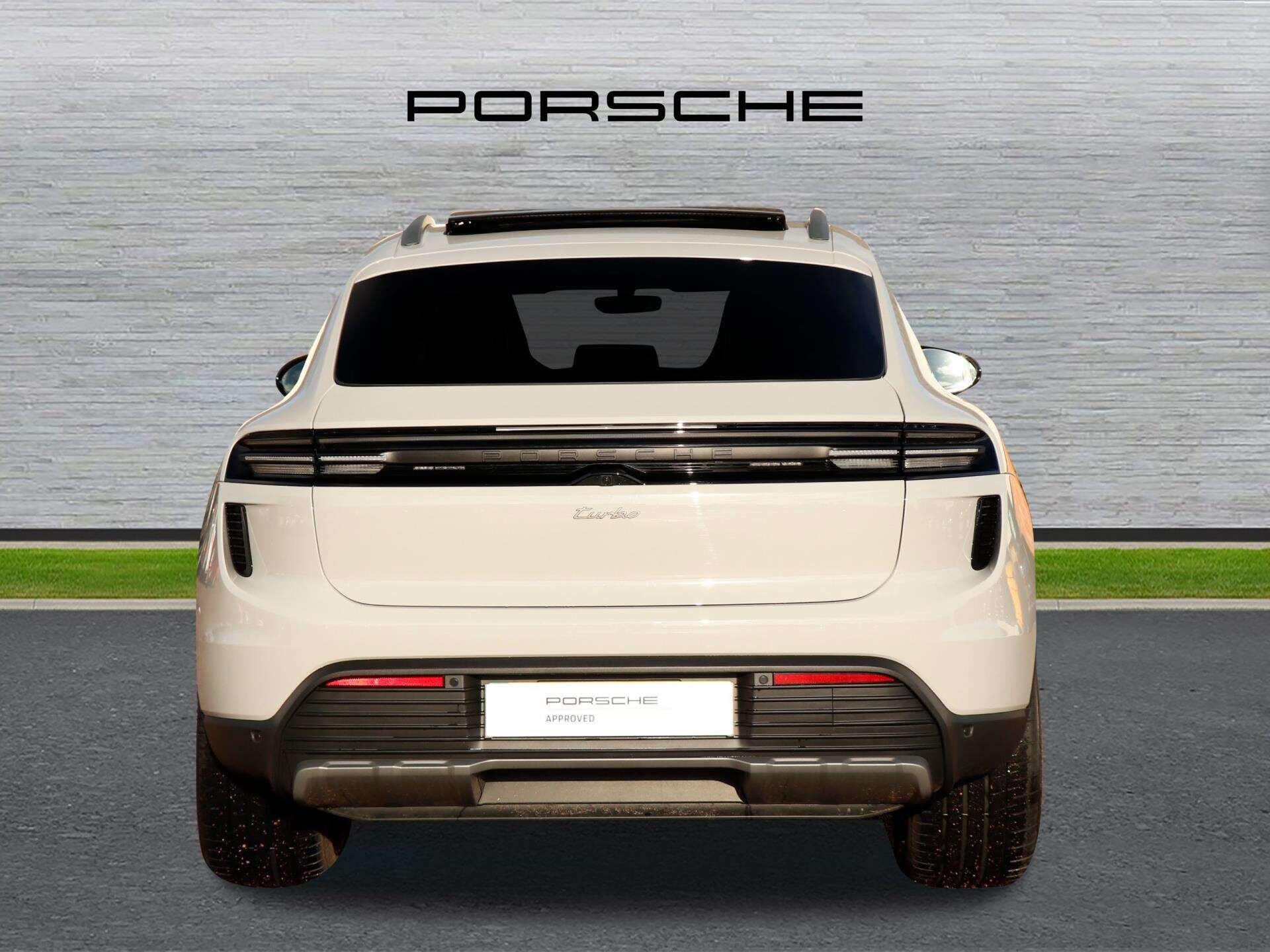 Porsche Macan view 4