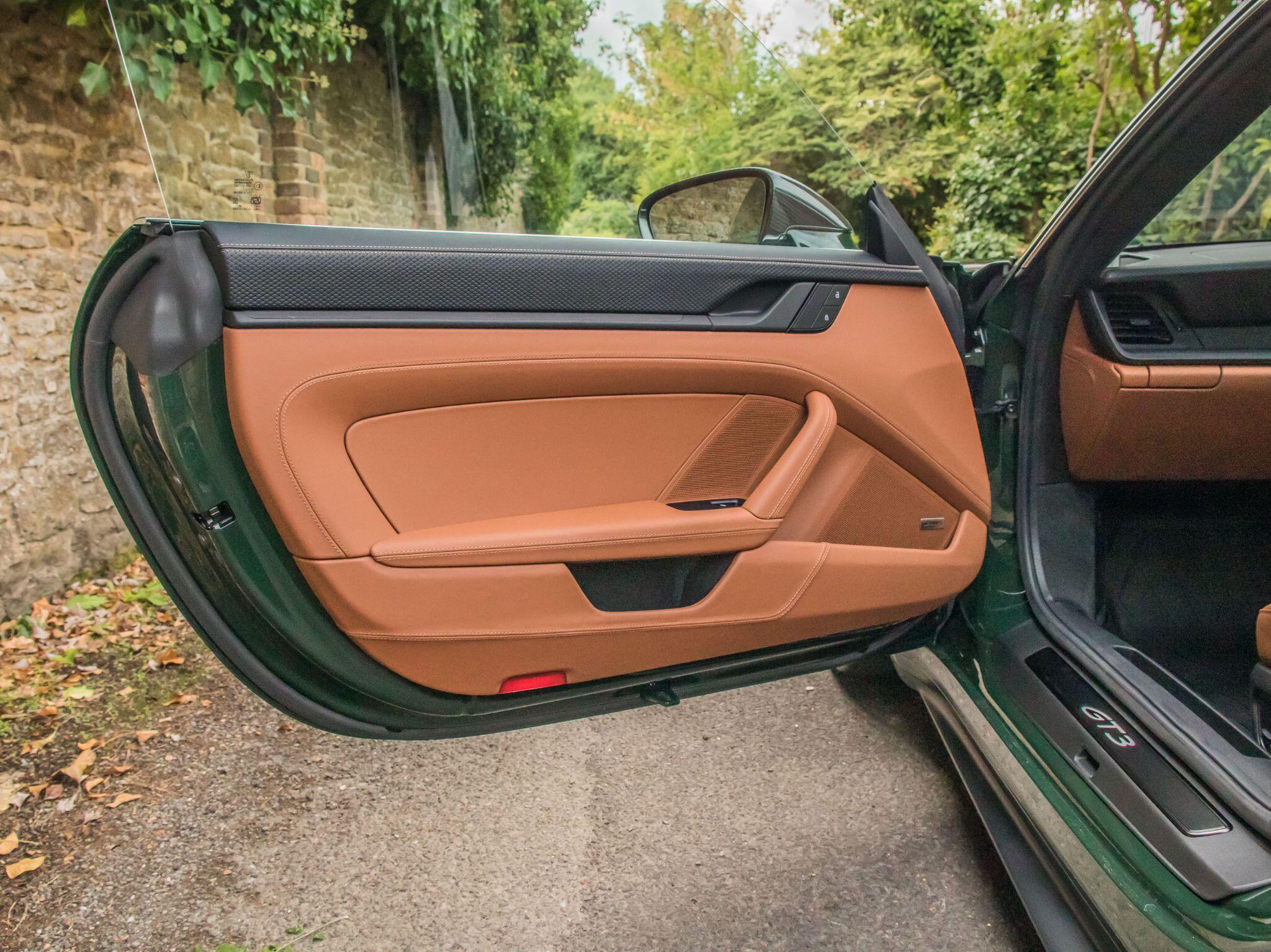 Porsche 911 view 17