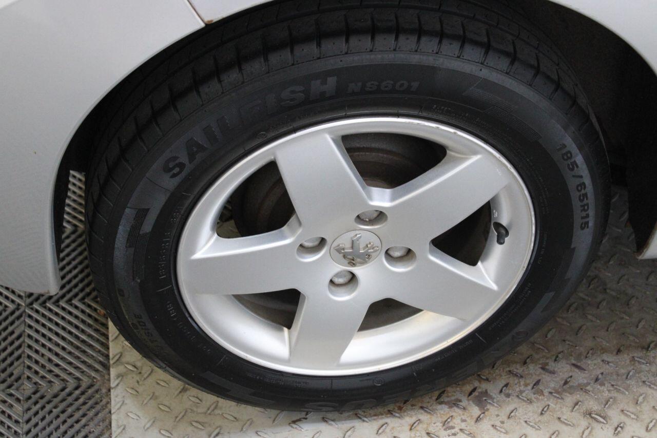Peugeot 207 view 8