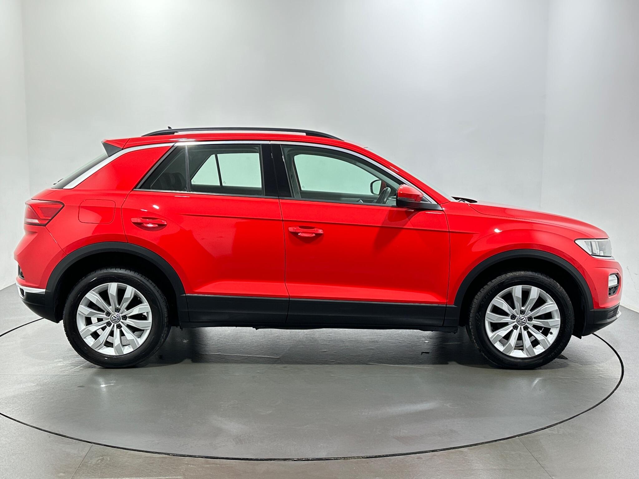Volkswagen T-Roc view 9