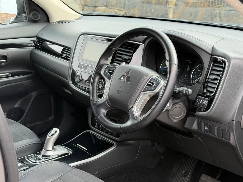 Mitsubishi Outlander view 11