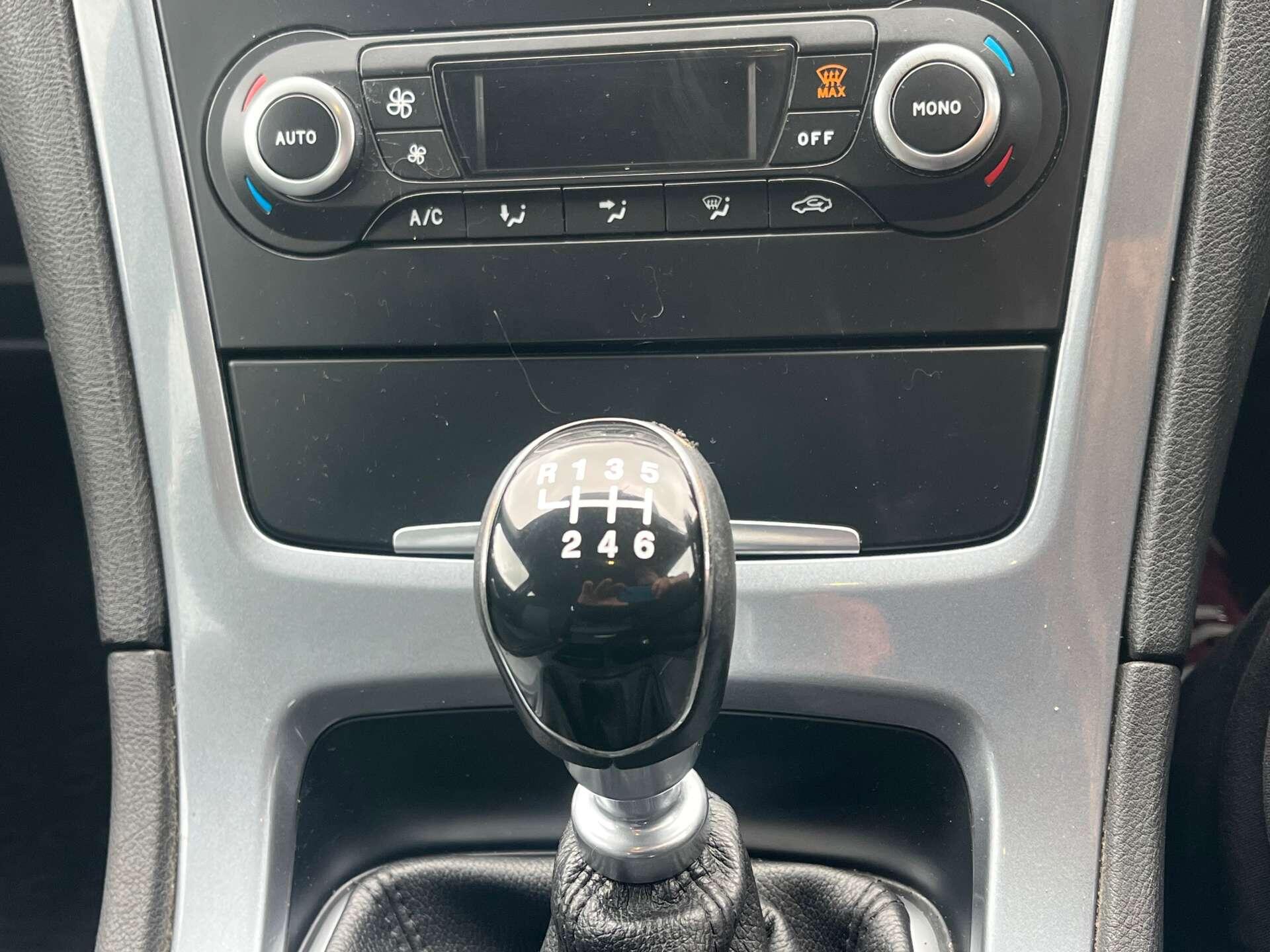 Ford Mondeo view 14