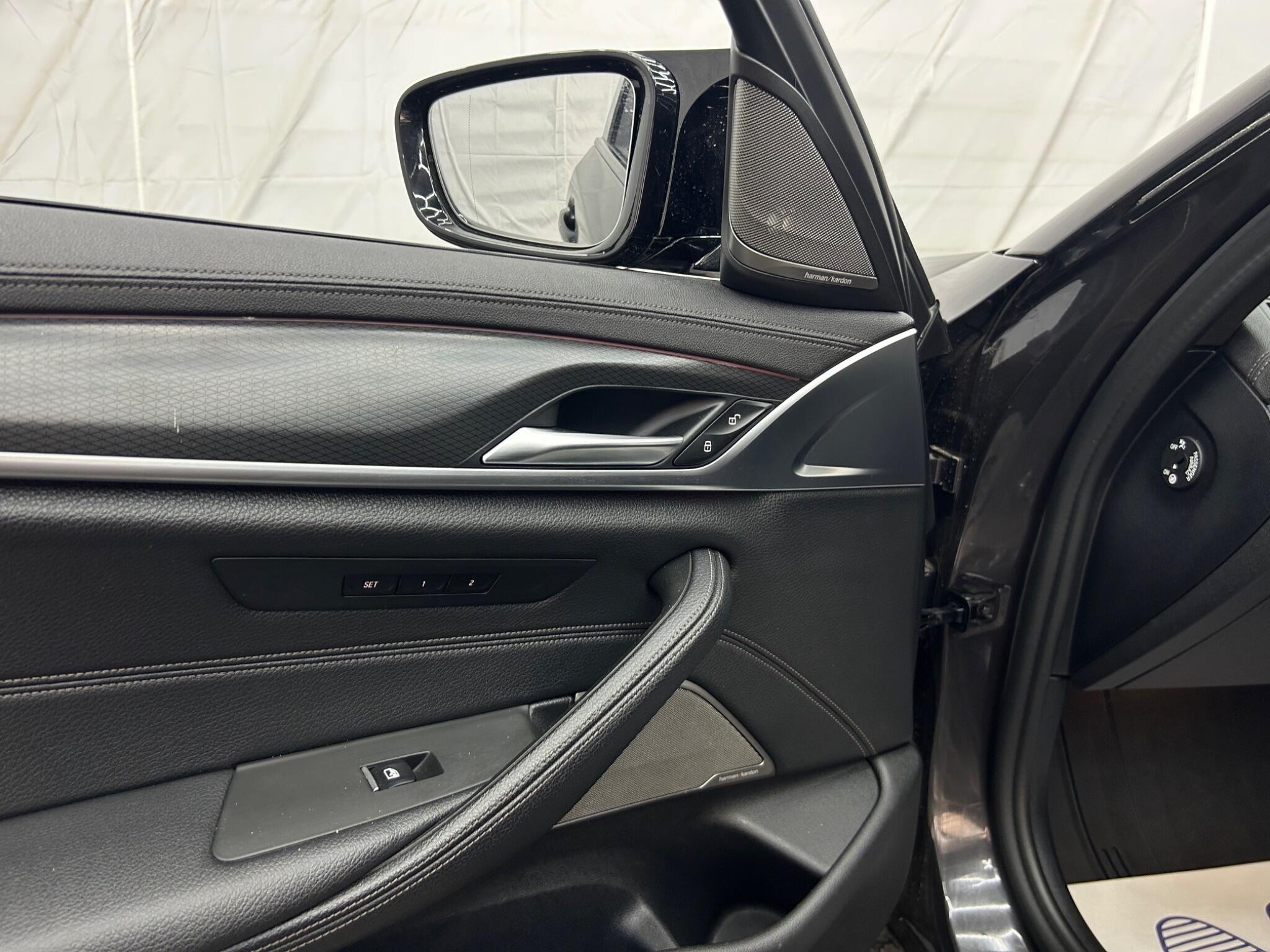 BMW 5 Series view 33