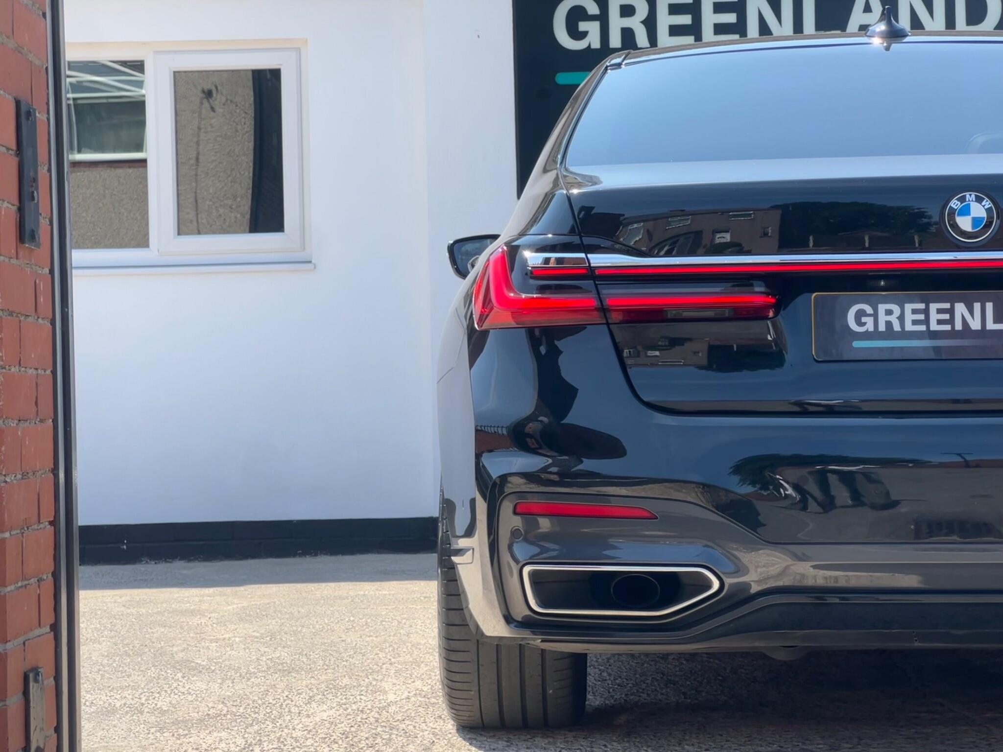 BMW 7 Series view 26