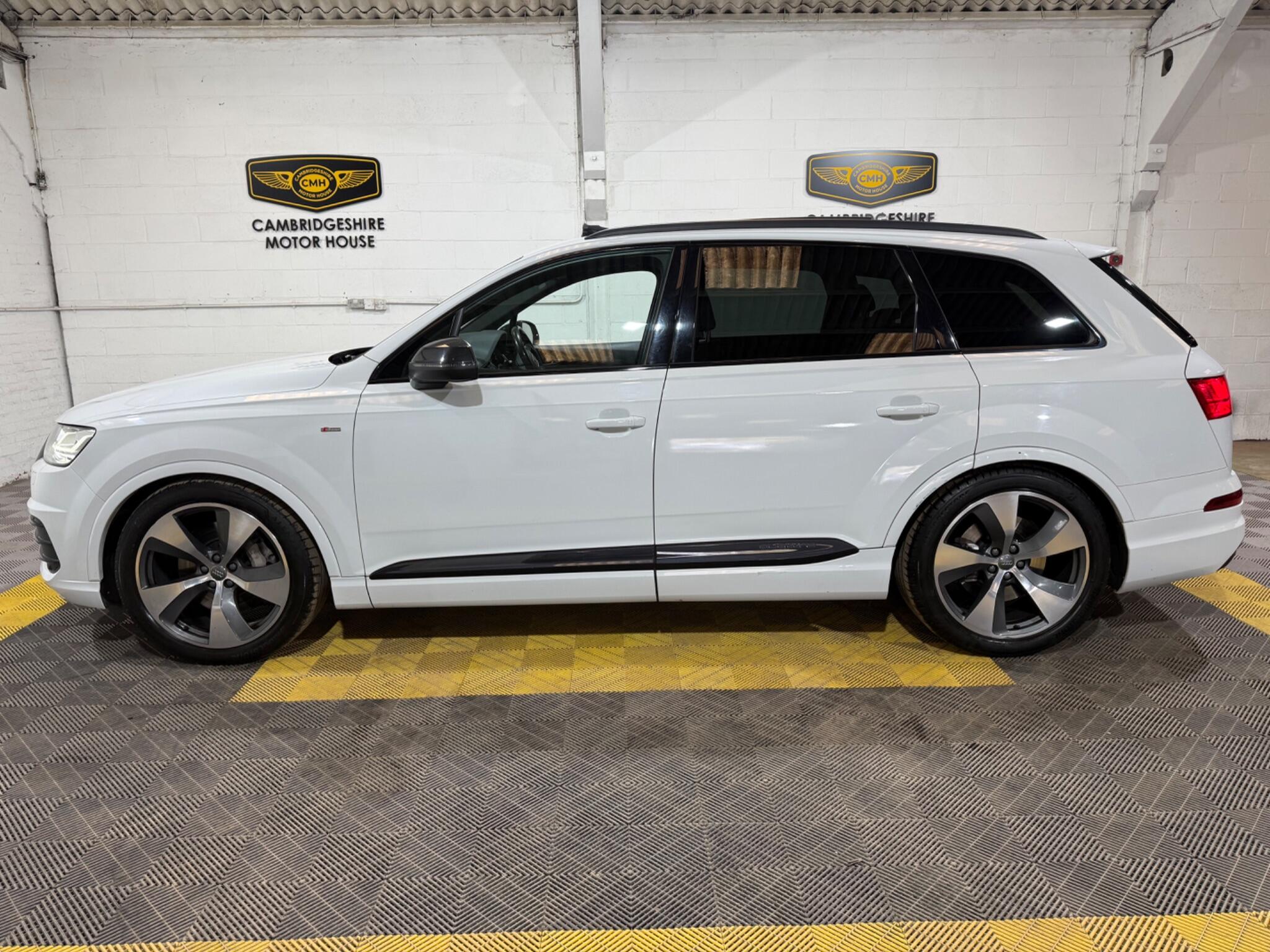 Audi Q7 view 14
