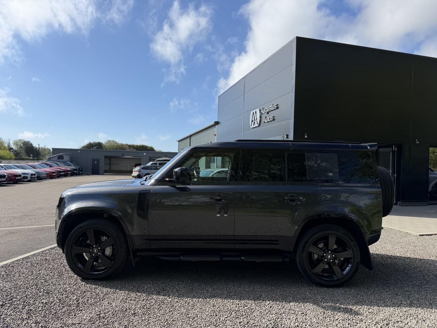 Land Rover Defender 110 view 35
