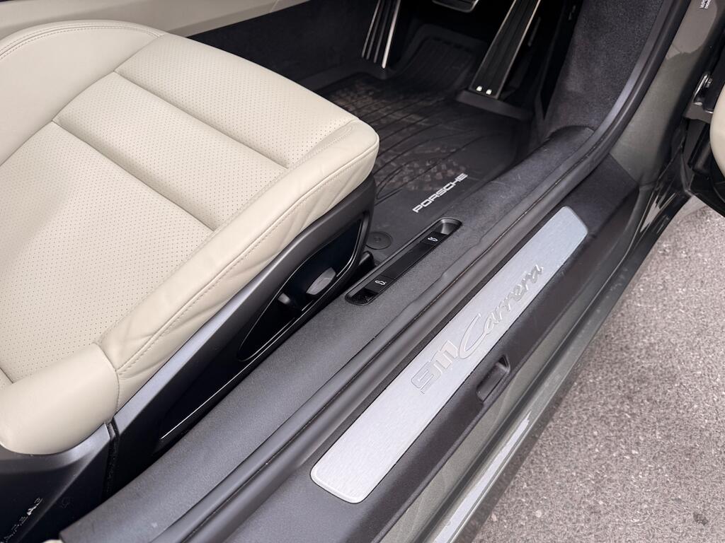 Porsche 911 view 39
