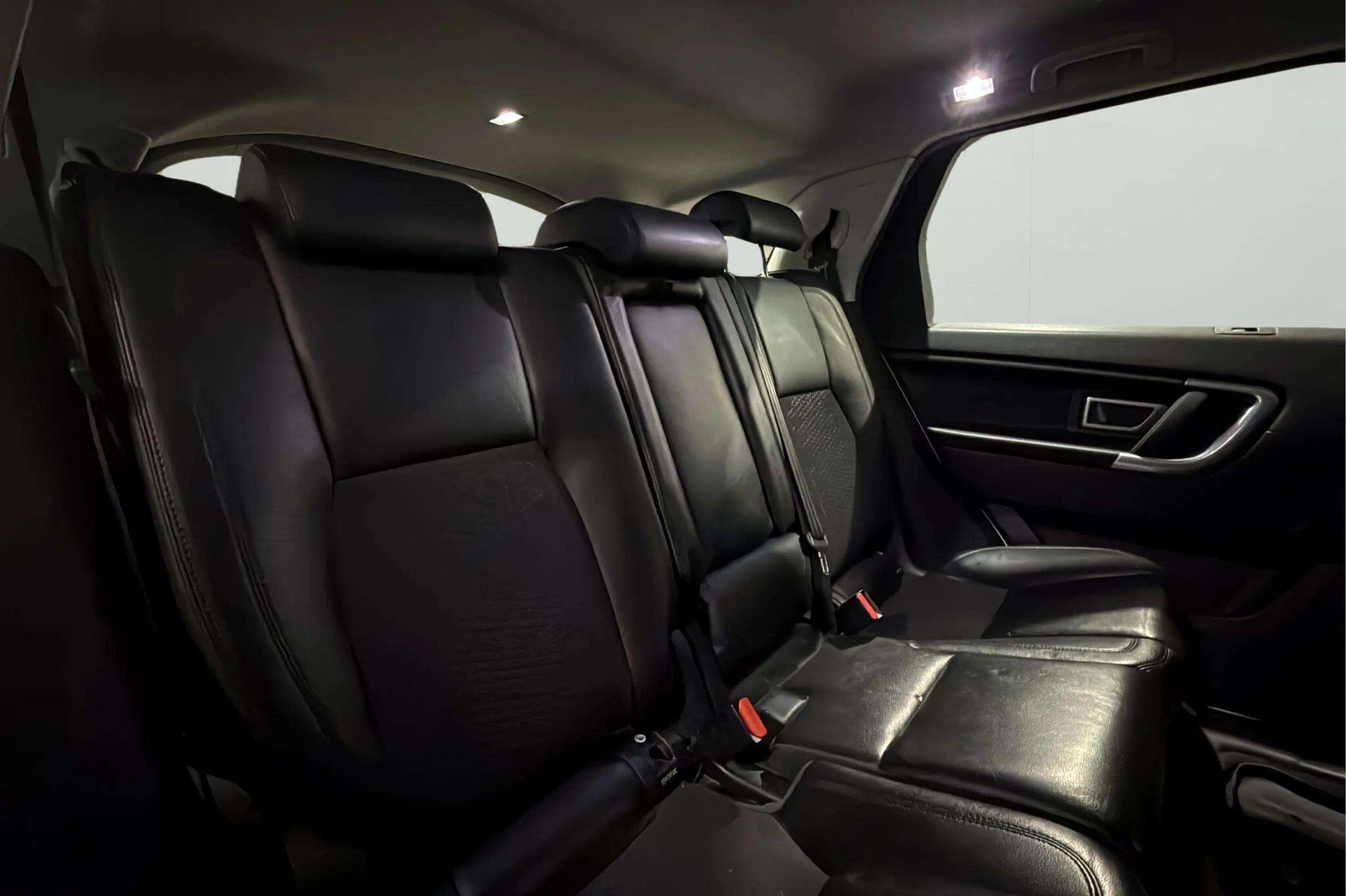 Land Rover Discovery Sport view 11