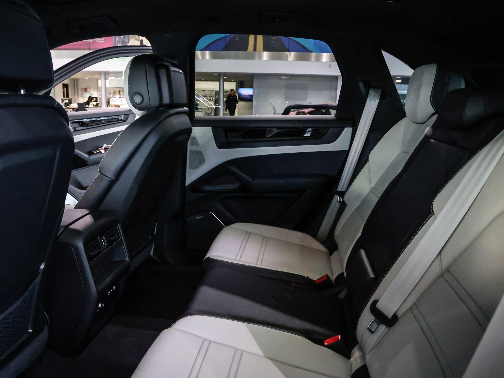 Porsche Cayenne view 10