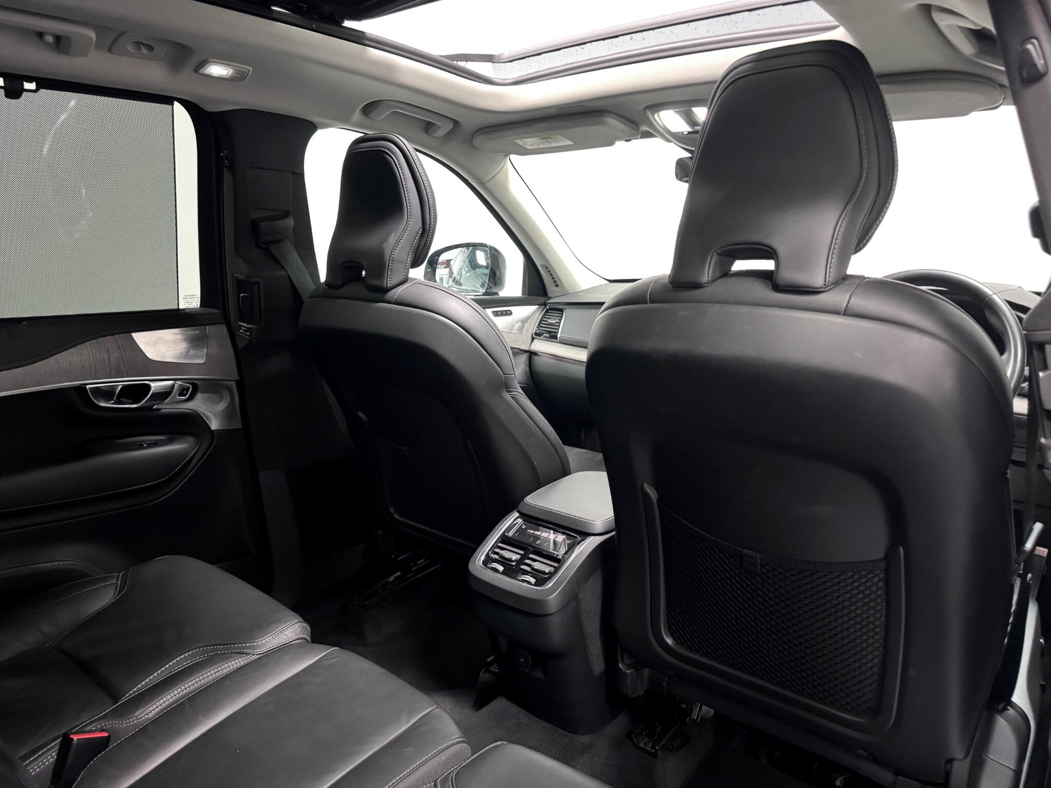 Volvo XC90 view 29
