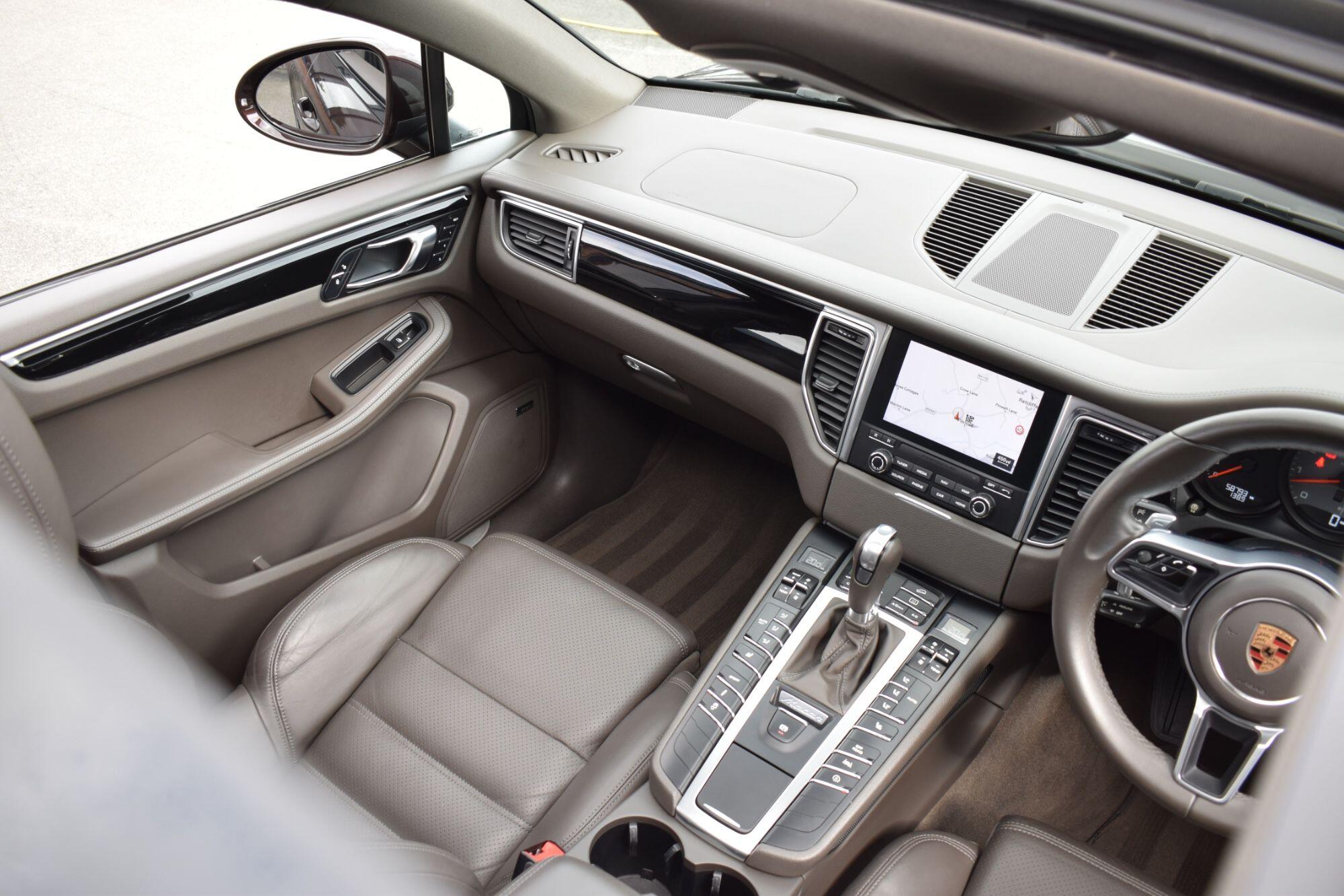 Porsche Macan view 21
