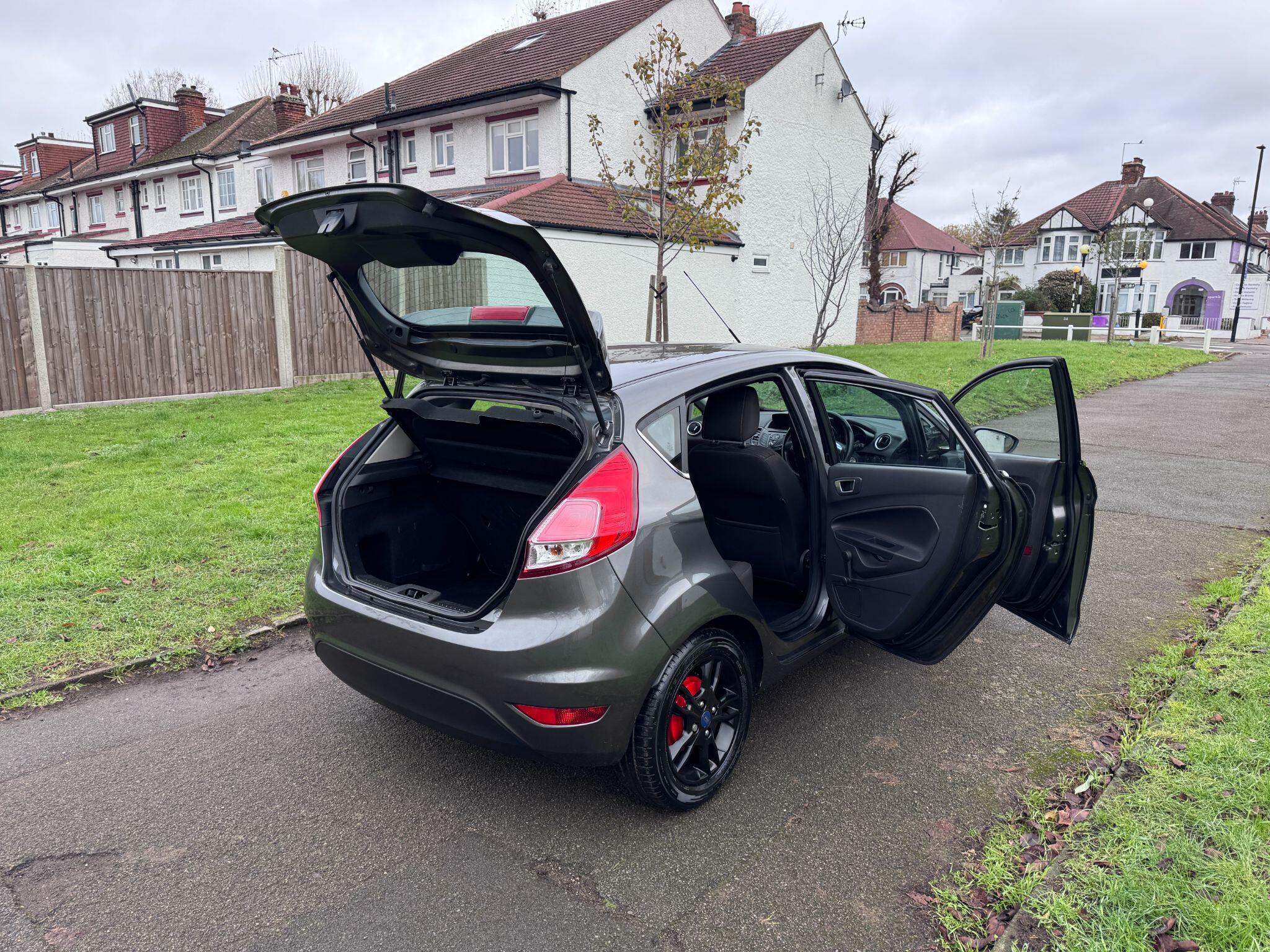 2017 Ford Fiesta image 33