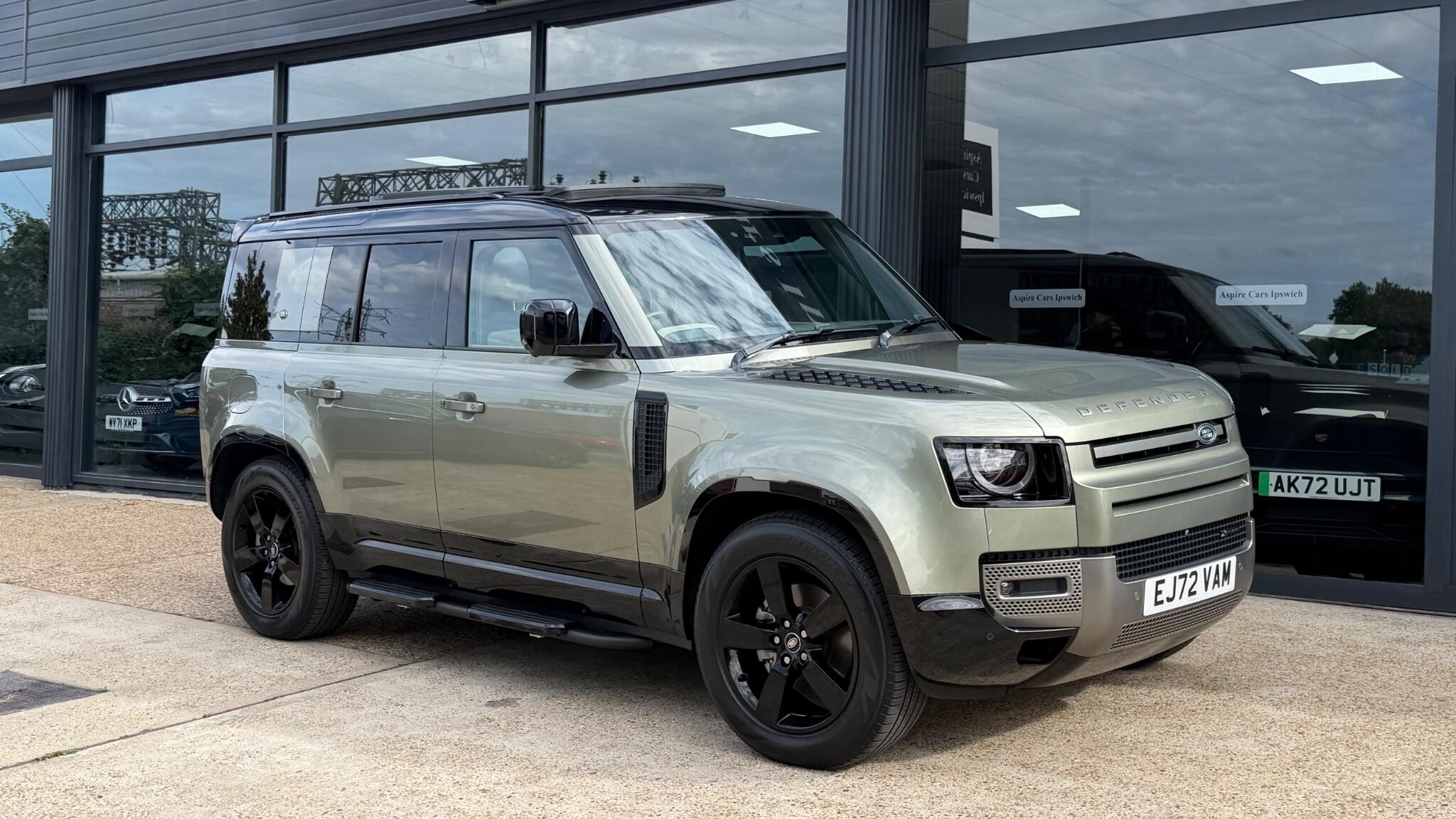 Land Rover Defender 110 view 10