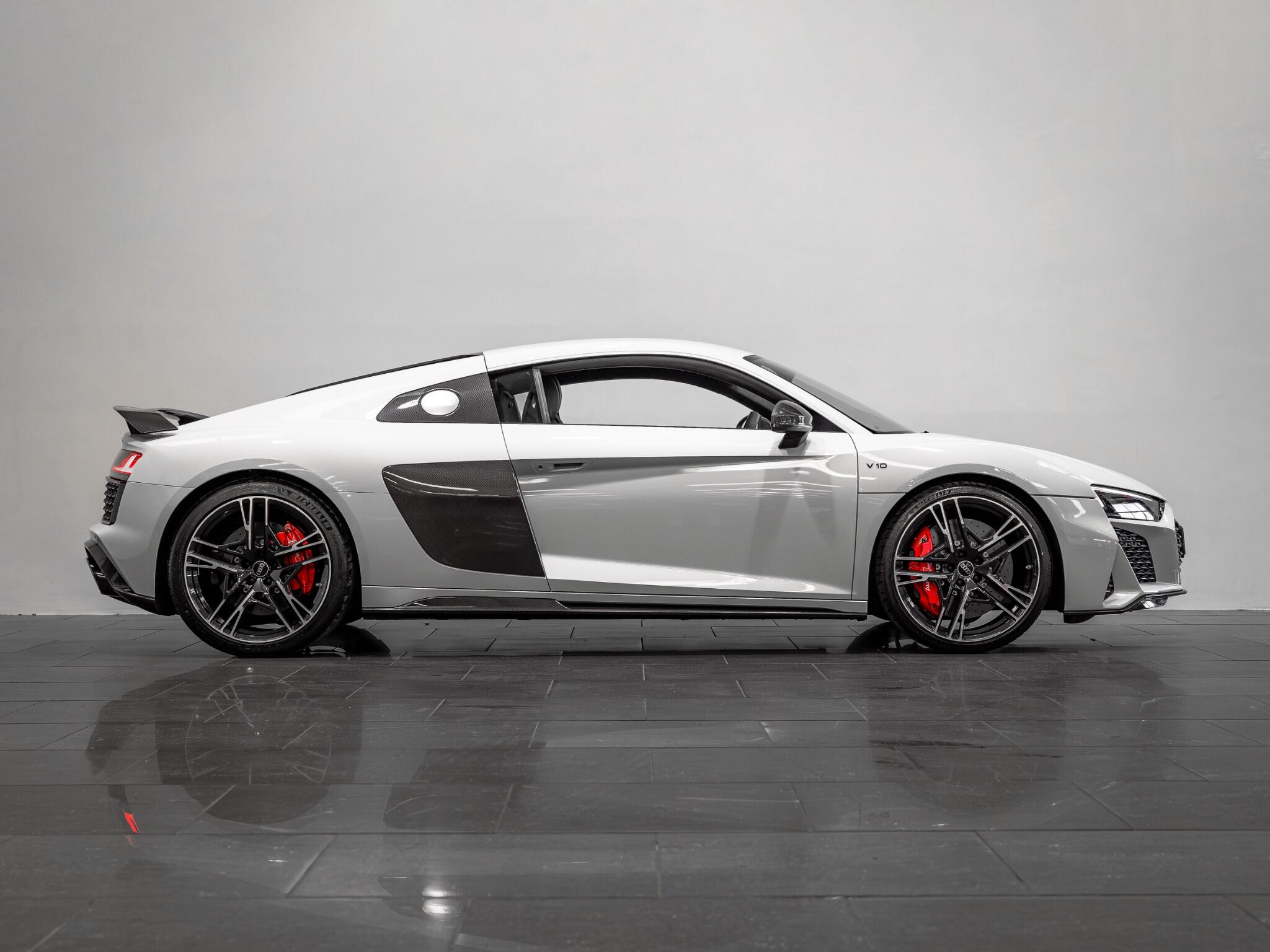 Audi R8 view 7