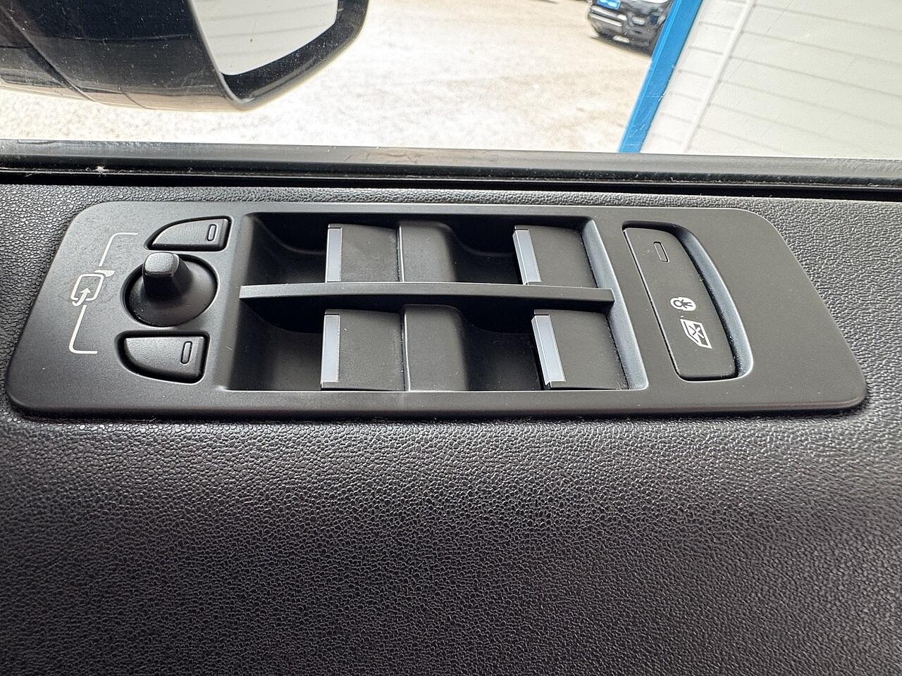 Land Rover Discovery Sport view 27