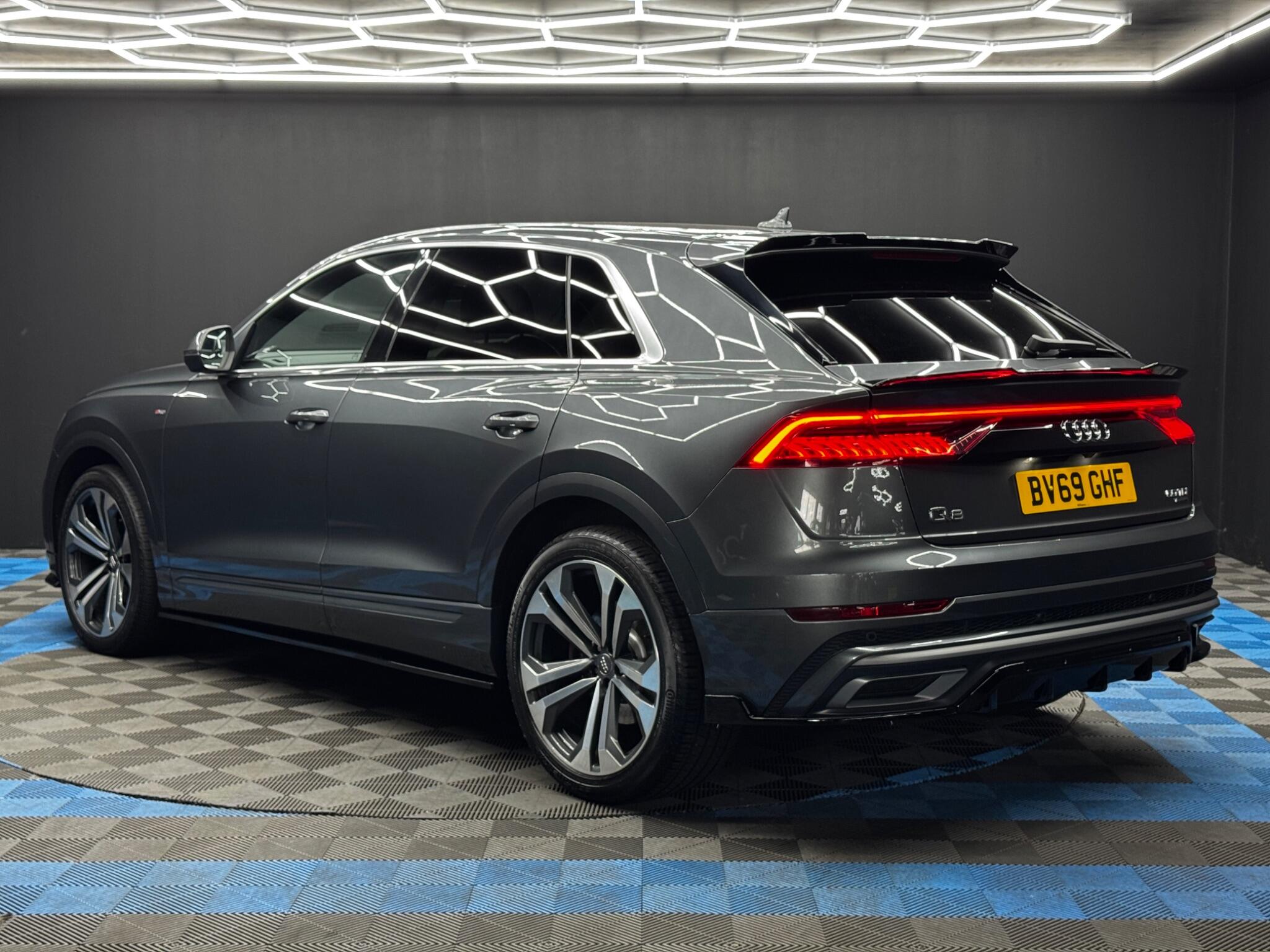 Audi Q8 view 7