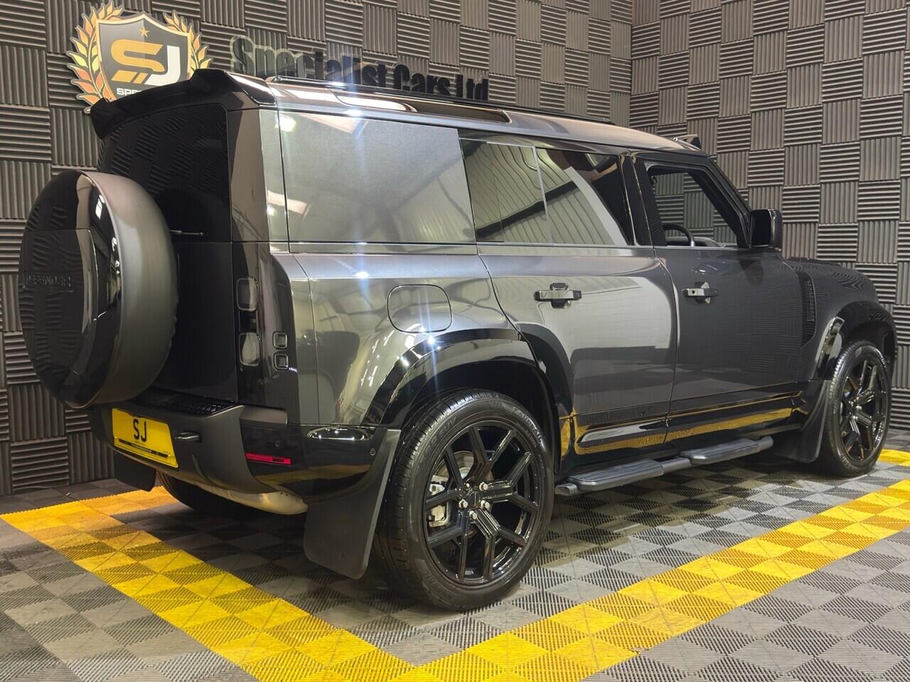 Land Rover Defender 110 view 5
