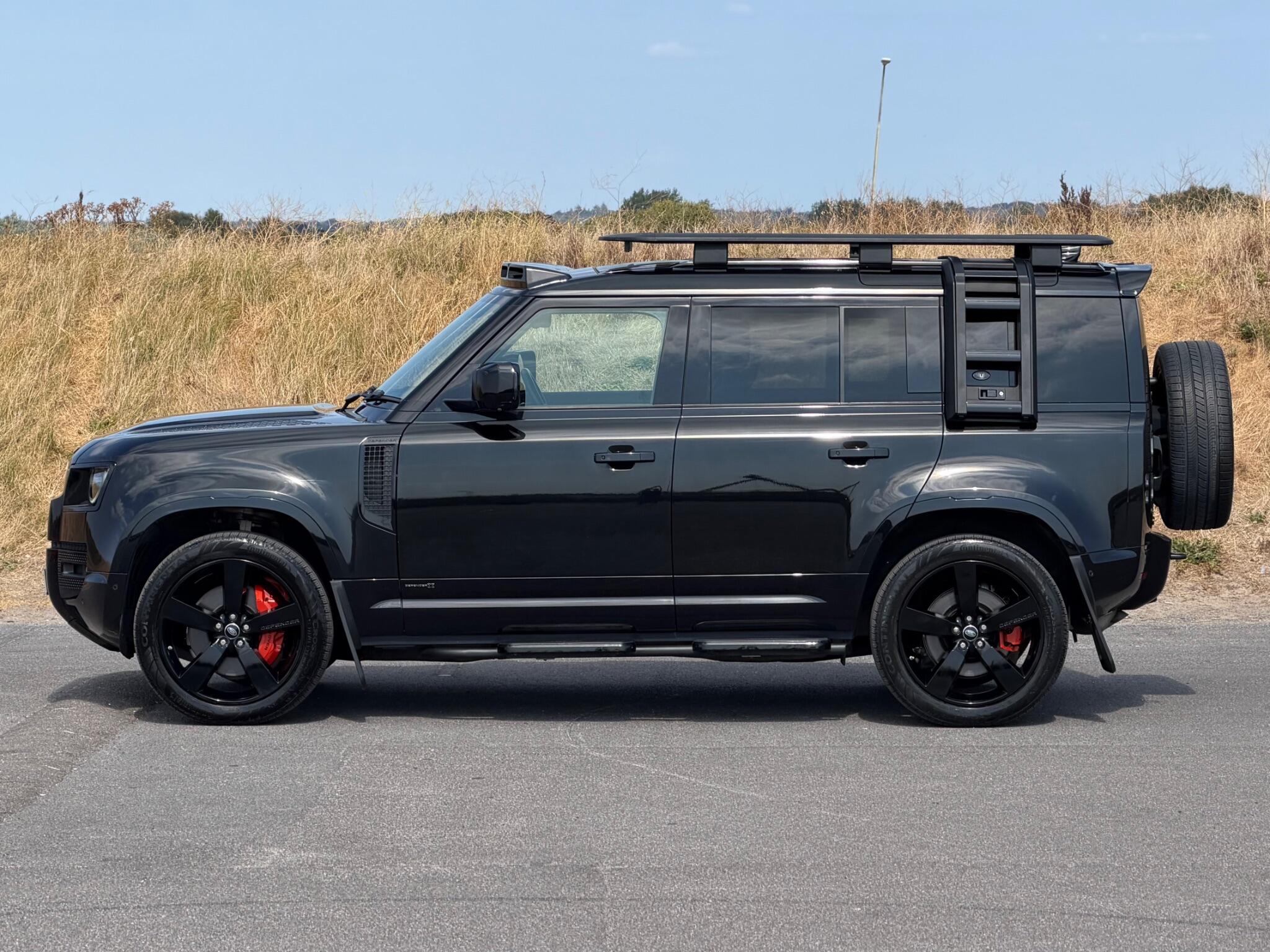 Land Rover Defender 110 view 44