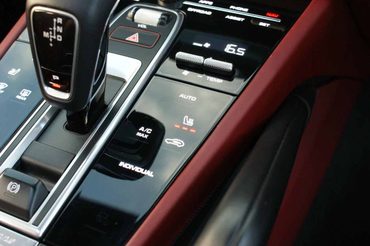 Porsche Cayenne view 60