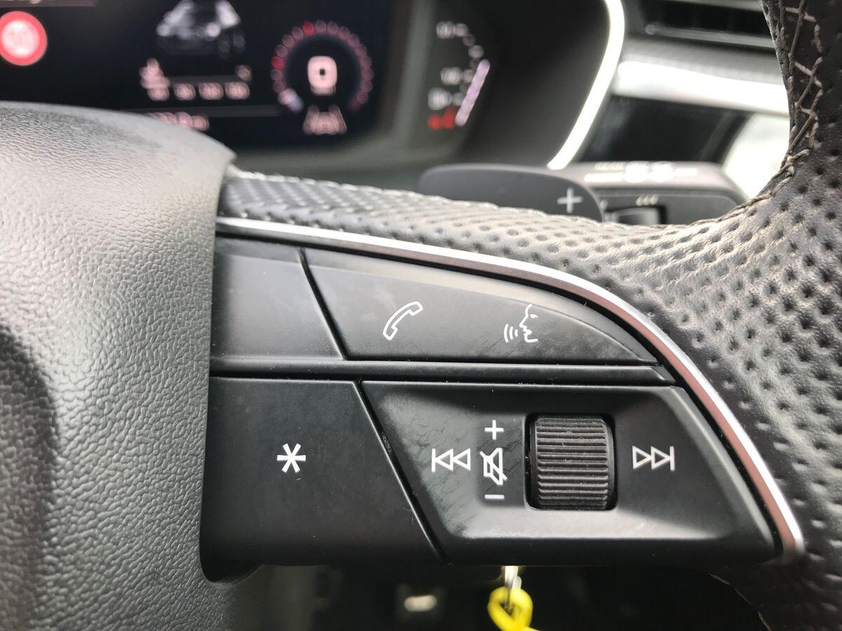 Audi Q3 view 21