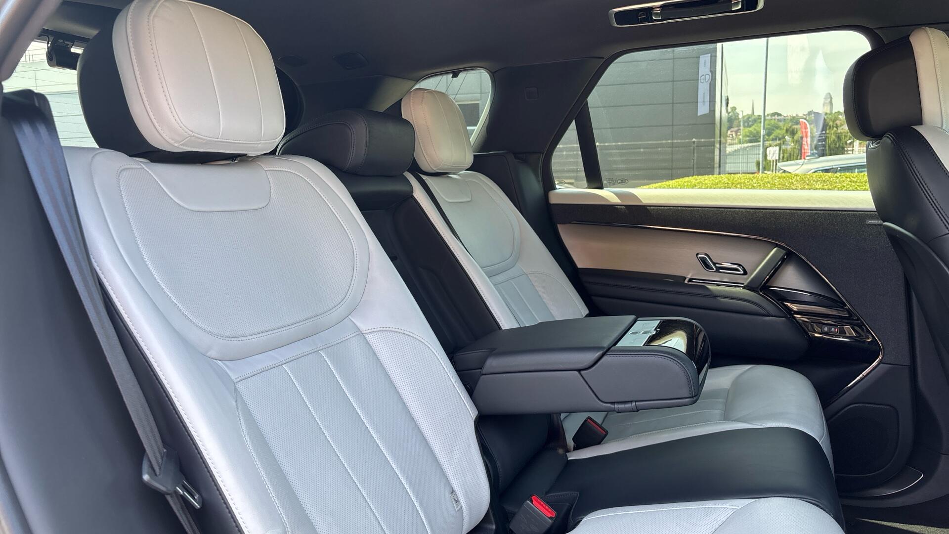 Land Rover Range Rover Sport view 32