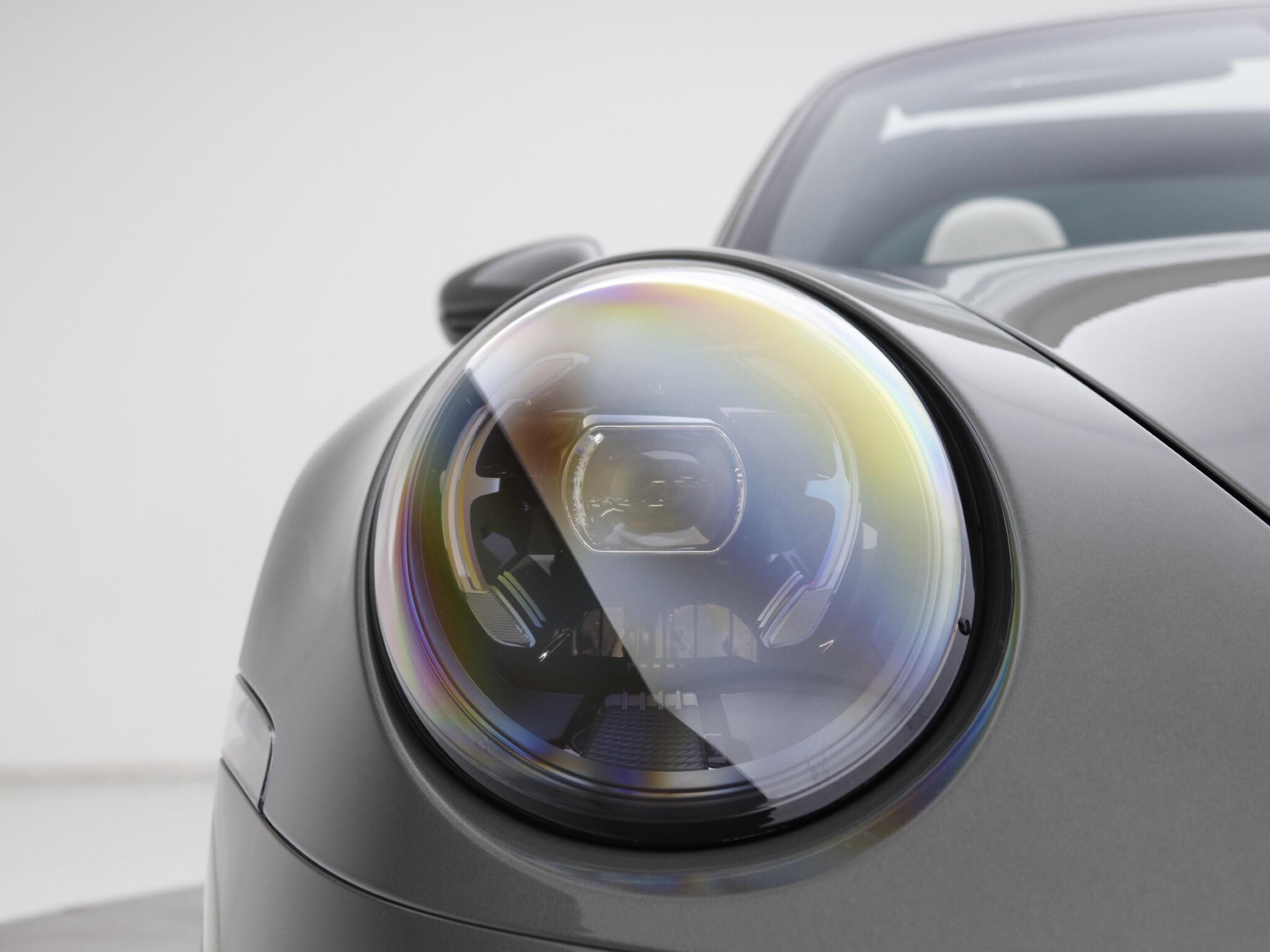 Porsche 911 view 7