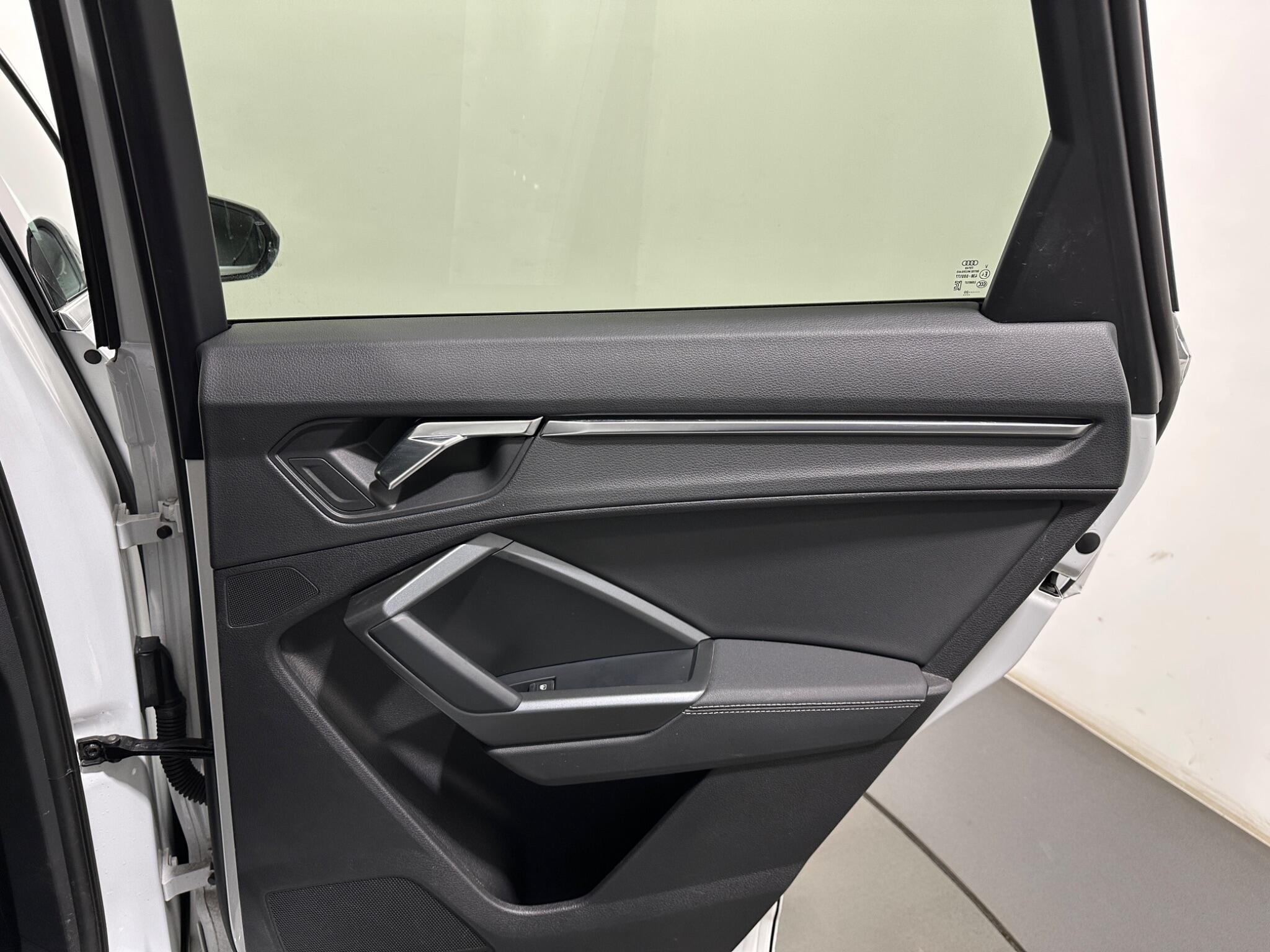 Audi Q3 view 42