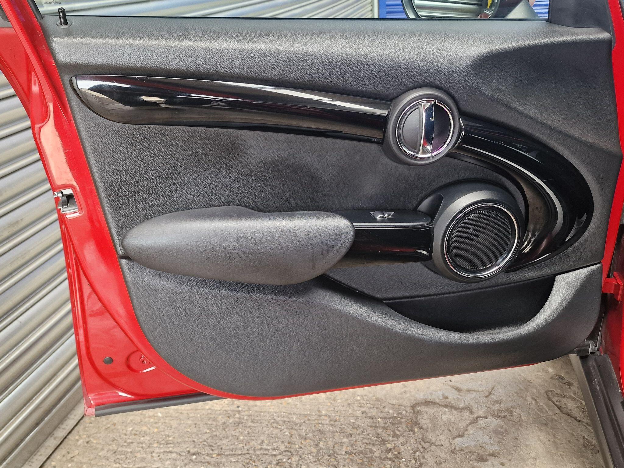 2015 MINI Hatch image 22