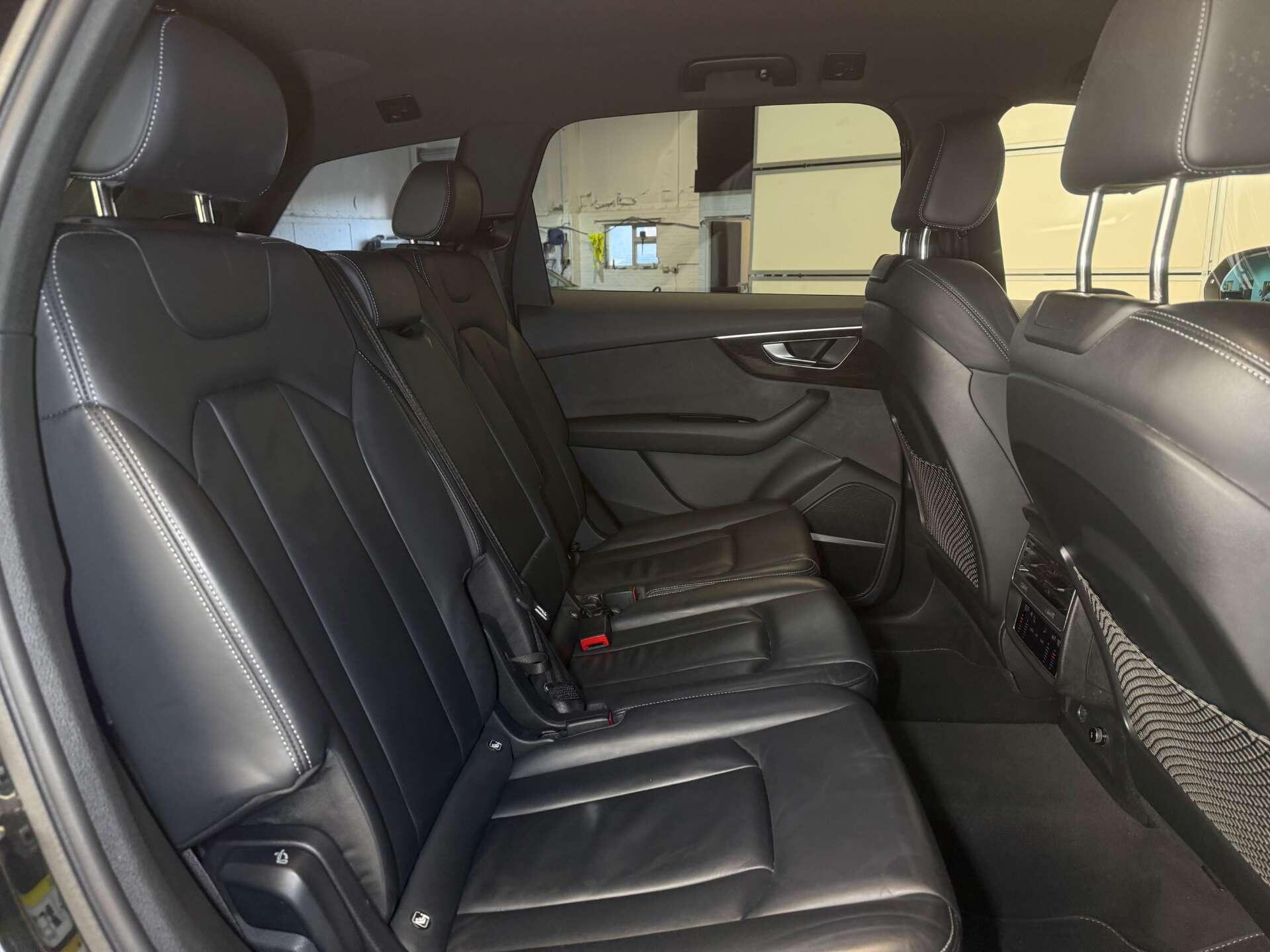 Audi Q7 view 16