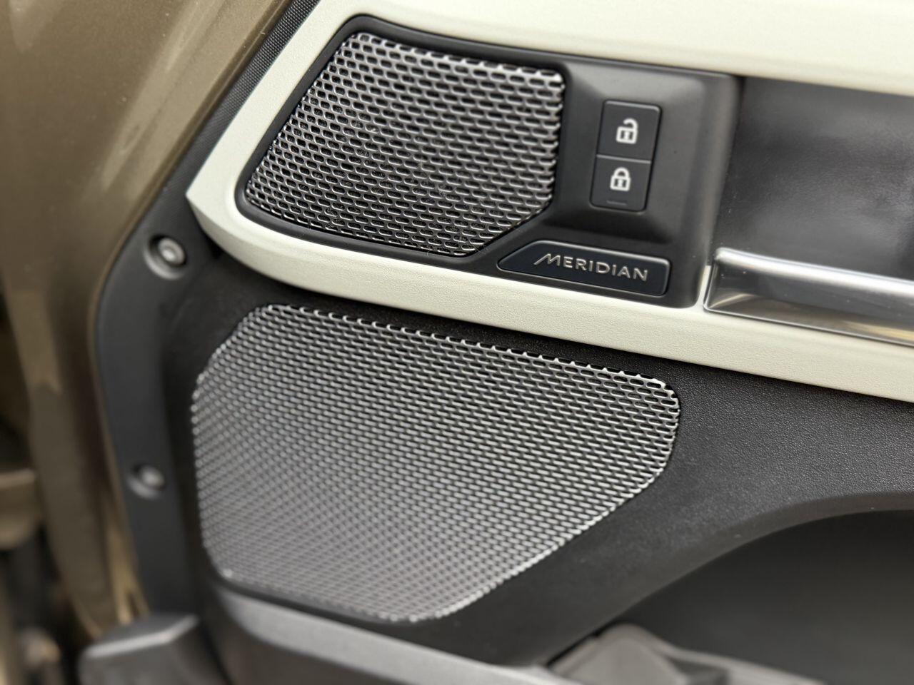 Land Rover Defender 110 view 36