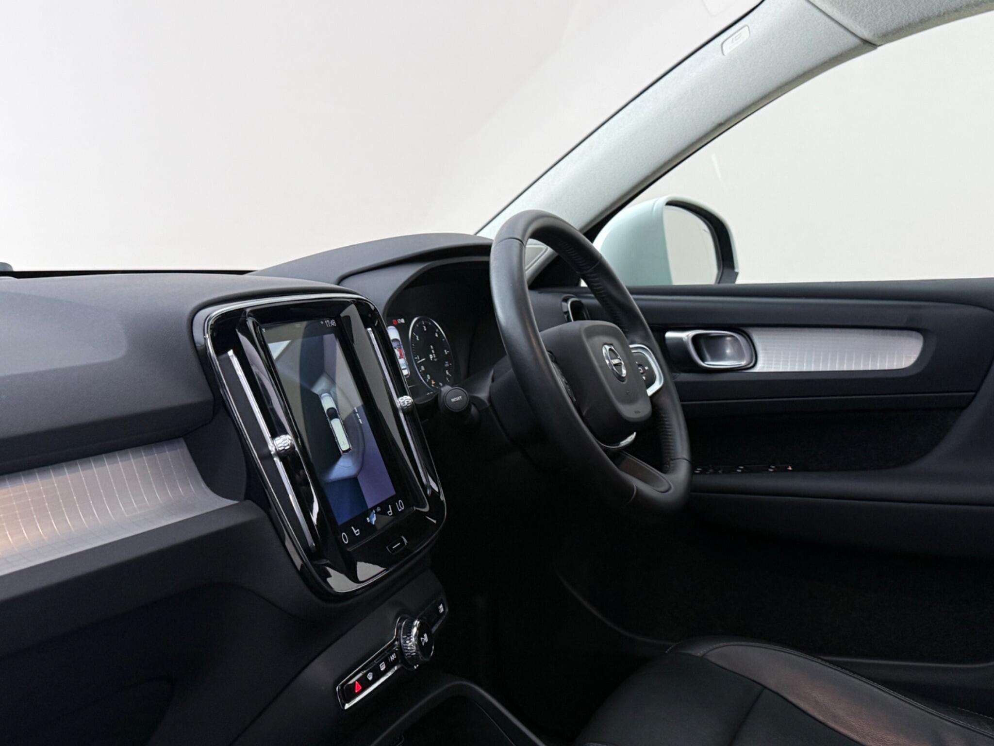 Volvo XC40 view 4